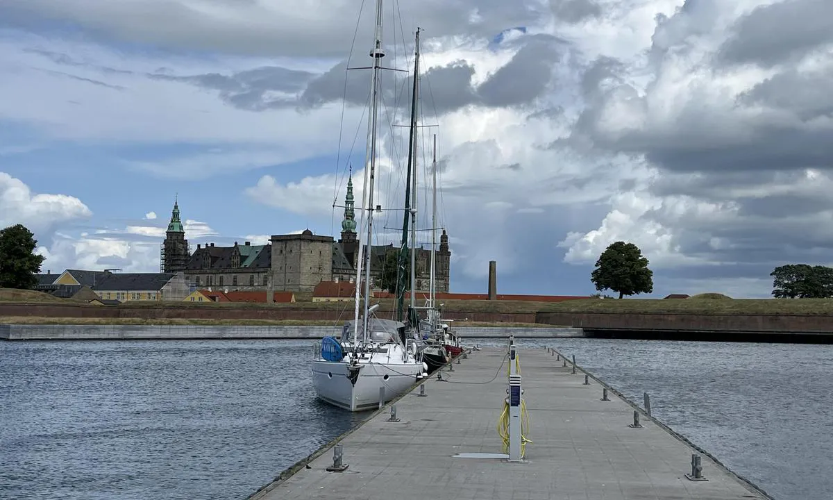 Helsingør Havn: {"base": "no", "no": "Nydelig havn i vakre omgivelser, MEN ikke \u00e5pen for vanlige fritidsb\u00e5ter. Ser det ligger noen i havna p\u00e5 bildene, men da bildene ble tatt bl\u00e5ste det sv\u00e6rt mye og nordhavnen var full.", "se": "Underbar hamn i vackra omgivningar, MEN inte \u00f6ppen f\u00f6r vanliga fritidsb\u00e5tar. Ser att det ligger n\u00e5gra i hamnen p\u00e5 bilderna, men n\u00e4r bilderna togs bl\u00e5ste det mycket och nordhamnen var full.", "en": "Beautiful harbour in lovely surroundings, BUT not open for regular recreational boats. It appears there are some in the harbour in the photos, but when the photos were taken, it was very windy and the north harbour was full.", "da": "Sk\u00f8n havn i smukke omgivelser, MEN ikke \u00e5ben for almindelige lystb\u00e5de. Ser at der ligger nogle i havnen p\u00e5 billederne, men da billederne blev taget bl\u00e6ste det meget kraftigt, og nordhavnen var fuld."}