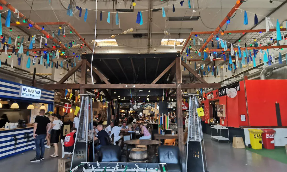 Helsingør Nordhavn: {"base": "de", "no": "Streetfood i Helsing\u00f8r her kan man spise godt", "se": "Streetfood i Helsing\u00f8r h\u00e4r kan man \u00e4ta gott", "en": "Street food in Helsing\u00f8r: you can eat well here", "da": "Streetfood i Helsing\u00f8r her kan man spise godt", "fr": "Streetfood \u00e0 Helsing\u00f8r ici, on peut bien manger", "de": "Streetfood in Helsing\u00f8r hier kann man gut essen", "es": "Comida callejera en Helsing\u00f8r aqu\u00ed se puede comer bien", "it": "Streetfood a Helsing\u00f8r qui si mangia bene", "pt": "Comida de rua em Helsing\u00f8r aqui pode-se comer bem", "nl": "Streetfood in Helsing\u00f8r hier kun je goed eten", "pl": "Streetfood w Helsing\u00f8r: tutaj mo\u017cna dobrze zje\u015b\u0107", "uk": "\u0412\u0443\u043b\u0438\u0447\u043d\u0430 \u0457\u0436\u0430 \u0432 \u0413\u0435\u043b\u044c\u0441\u0456\u043d\u0433\u0435\u0440\u0456 \u0442\u0443\u0442 \u043c\u043e\u0436\u043d\u0430 \u0434\u043e\u0431\u0440\u0435 \u043f\u043e\u0457\u0441\u0442\u0438", "ro": "Streetfood \u00een Helsing\u00f8r aici se poate m\u00e2nca bine", "tr": "Helsing\u00f8r'da sokak lezzetleri, burada iyi yemek yiyebilirsiniz.", "el": "Streetfood \u03c3\u03c4\u03bf \u03a7\u03ad\u03bb\u03c3\u03b9\u03bd\u03b3\u03ba\u03b5\u03c1 - \u03b5\u03b4\u03ce \u03bc\u03c0\u03bf\u03c1\u03b5\u03af\u03c4\u03b5 \u03bd\u03b1 \u03c6\u03ac\u03c4\u03b5 \u03ba\u03b1\u03bb\u03ac", "cs": "Streetfood v Helsing\u00f8ru zde se d\u00e1 dob\u0159e naj\u00edst", "hu": "Streetfood Helsing\u00f8rban - itt j\u00f3l lehet enni", "fi": "Katuruokaa Helsing\u00f8riss\u00e4 t\u00e4\u00e4ll\u00e4 voi sy\u00f6d\u00e4 hyvin", "bg": "\u0421\u0442\u0440\u0438\u0439\u0442\u0444\u0443\u0434 \u0432 \u0425\u0435\u043b\u0441\u0438\u043d\u0433\u044c\u043e\u0440 - \u0442\u0443\u043a \u043c\u043e\u0436\u0435 \u0434\u0430 \u0441\u0435 \u044f\u0434\u0435 \u0434\u043e\u0431\u0440\u0435", "sr": "\u0423\u043b\u0438\u0447\u043d\u0430 \u0445\u0440\u0430\u043d\u0430 \u0443 \u0425\u0435\u043b\u0441\u0438\u043d\u0433\u0435\u0440\u0443 \u043e\u0432\u0434\u0435 \u0441\u0435 \u043c\u043e\u0436\u0435 \u0434\u043e\u0431\u0440\u043e \u0458\u0435\u0441\u0442\u0438", "et": "T\u00e4navatoit Helsing\u00f8ris, siin saab h\u00e4sti s\u00fc\u00fca", "lv": "Ielu \u0113diens Helsing\u00f8r\u0101 \u0161eit var labi pa\u0113st", "lt": "Streetfood Helsing\u00f8re \u010dia galima gerai pavalgyti"}