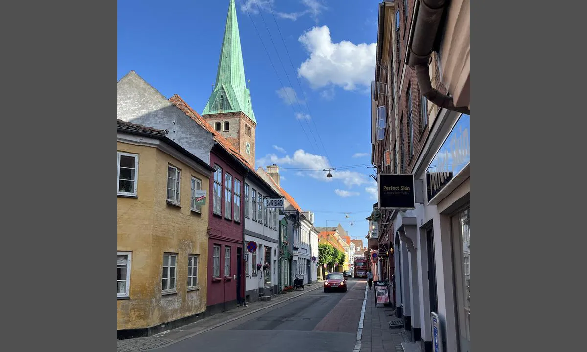 Helsingør Nordhavn: {"base": "no", "no": "Koselig sentrum med gamle bygninger og mange koselige restauranter.", "se": "Mysig stadsk\u00e4rna med gamla byggnader och m\u00e5nga mysiga restauranger.", "en": "Cozy center with old buildings and many charming restaurants.", "da": "Hyggeligt centrum med gamle bygninger og mange hyggelige restauranter."}