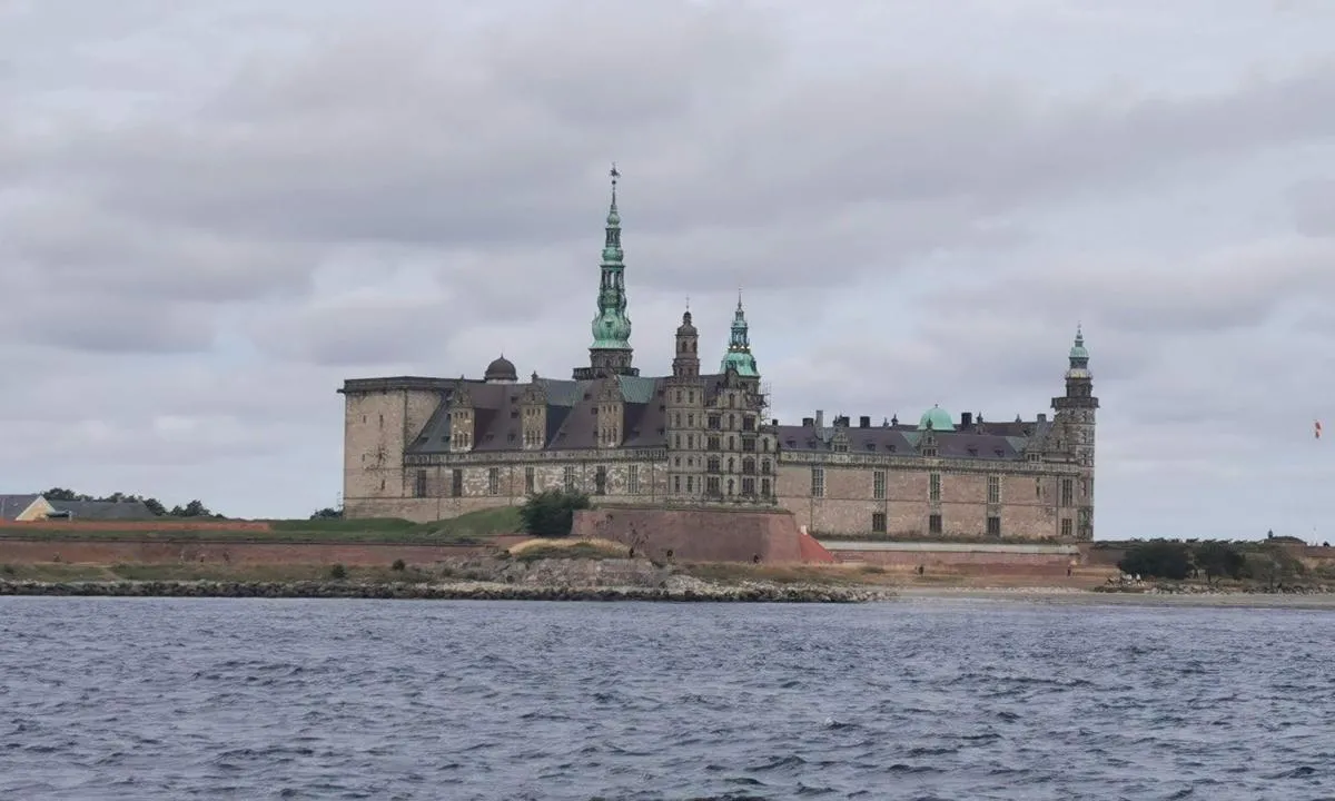 Helsingør Nordhavn: {"base": "de", "no": "Helsing\u00f8r slott", "se": "Helsing\u00f8r Slott", "en": "Helsing\u00f8r Castle", "da": "Helsing\u00f8r Slot", "fr": "Ch\u00e2teau d'Helsing\u00f8r", "de": "Helsing\u00f8r Schloss", "es": "Castillo de Helsing\u00f8r", "it": "Castello di Helsing\u00f8r", "pt": "Castelo de Helsing\u00f8r", "nl": "Helsing\u00f8r Kasteel", "pl": "Zamek Helsingoer", "uk": "\u0417\u0430\u043c\u043e\u043a \u0413\u0435\u043b\u044c\u0441\u0456\u043d\u0433\u044c\u043e\u0440", "ro": "Castelul Helsing\u00f8r", "tr": "Helsing\u00f8r Kalesi", "el": "\u039a\u03ac\u03c3\u03c4\u03c1\u03bf \u03c4\u03bf\u03c5 \u03a7\u03ad\u03bb\u03c3\u03b9\u03bd\u03b3\u03ba\u03bf\u03c1", "cs": "Helsing\u00f8r z\u00e1mek", "hu": "Helsing\u00f8r Kast\u00e9ly", "fi": "Helsing\u00f8rin linna", "bg": "\u0417\u0430\u043c\u044a\u043a\u044a\u0442 \u0432 \u0425\u0435\u043b\u0441\u0438\u043d\u0433\u044c\u043e\u0440", "sr": "Dvorac Helsing\u00f8r", "et": "Helsing\u00f8r loss", "lv": "Helsing\u00f8r pils", "lt": "Helsing\u00f8ro pilis"}