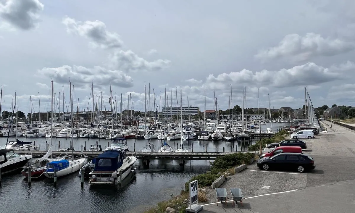 Helsingør Nordhavn: {"base": "no", "no": "Kort vei til sentrum fra havna. Iskiosk, fiskedam, minigolf m.m. rett ved havna.", "se": "Kort v\u00e4g till centrum fr\u00e5n hamnen. Glasskiosk, fiskdamm, minigolf m.m. precis vid hamnen.", "en": "Short distance to the town center from the harbor. Ice cream kiosk, fishing pond, mini-golf, etc. right by the harbor.", "da": "Kort vej til centrum fra havnen. Iskiosk, fiskedam, minigolf m.m. lige ved havnen."}