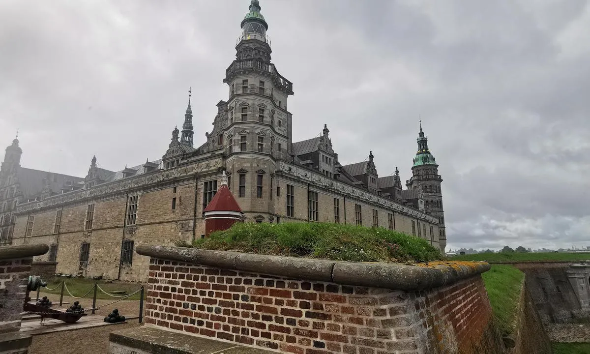 Helsingør Nordhavn: {"base": "da", "no": "Helsing\u00f8r Slott", "se": "Helsing\u00f6r Slott", "en": "Helsing\u00f8r Castle", "da": "Helsing\u00f8r Schloss", "fr": "Ch\u00e2teau de Helsing\u00f8r", "de": "Helsing\u00f8r Schloss", "es": "Castillo de Helsing\u00f8r", "it": "Castello di Helsing\u00f8r", "pt": "Helsing\u00f8r Castelo", "nl": "Helsing\u00f8r Slot", "pl": "Zamek Helsing\u00f8r", "uk": "\u0425\u0435\u043b\u044c\u0441\u0456\u043d\u0433\u0435\u0440 \u0417\u0430\u043c\u043e\u043a", "ro": "Castelul Helsing\u00f8r", "tr": "Helsing\u00f8r Kalesi", "el": "\u03a7\u03ad\u03bb\u03c3\u03b9\u03bd\u03b3\u03ba\u03bf\u03c1 \u03a3\u03bb\u03bf\u03c2", "cs": "Helsing\u00f8rsk\u00fd z\u00e1mek", "hu": "Helsing\u00f8r kast\u00e9ly", "fi": "Helsing\u00f8rin linna", "bg": "Helsing\u00f8r \u0428\u043b\u043e\u0441", "sr": "\u0425\u0435\u043b\u0441\u0438\u043d\u0433\u0435\u0440 \u0434\u0432\u043e\u0440\u0430\u0446", "et": "Helsing\u00f8ri loss", "lv": "Helsingoras pils", "lt": "Helsing\u00f8r Pilis"}