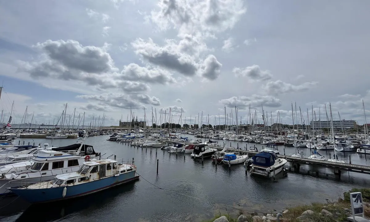 Helsingør Nordhavn: Det er godt med plasser om man har smal båt. Plasser for båter med bredde +/- 4m er relativt sjeldne. Bredden står på alle plassene (se skilt).