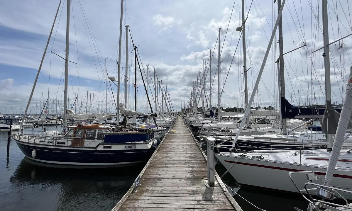 Helsingør Nordhavn: Gode og solide brygger. Strøm og vann lett tilgjengelig de aller fleste steder.