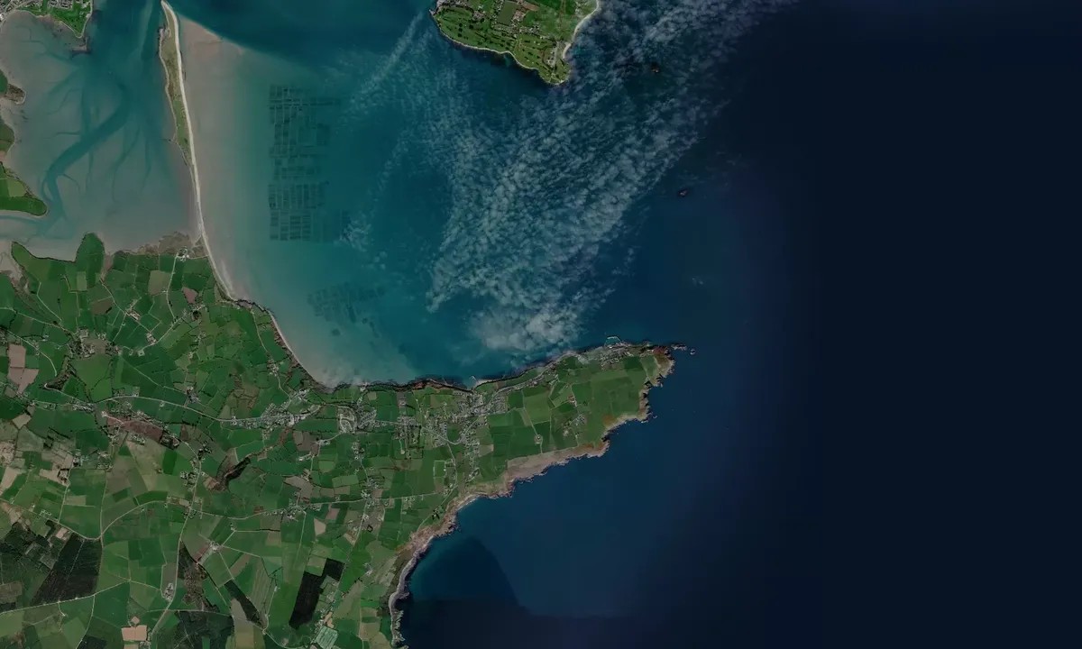 Flyfoto av Helvick Bay
