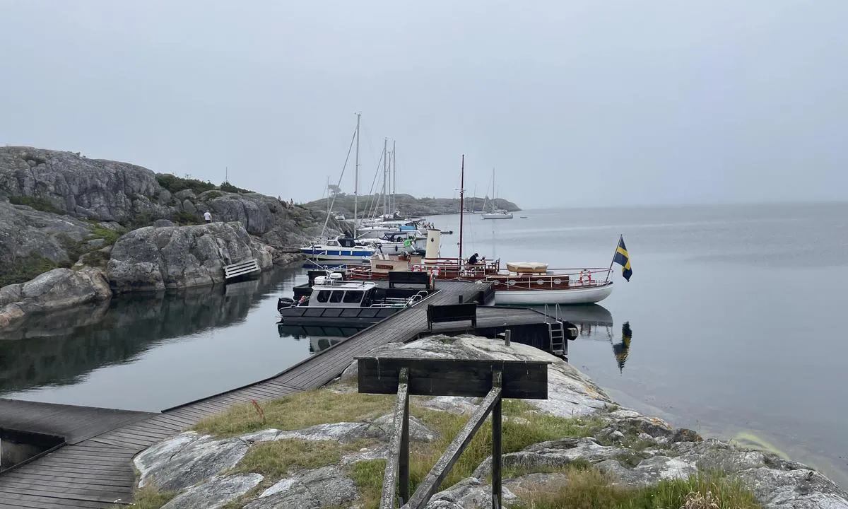 Hemviken: {"base": "se", "no": "Bryggefeste kun etter avtale. \u00d8vrige henvises til berget.", "se": "Bryggf\u00f6rt\u00f6jning endast efter \u00f6verenskommelse. \u00d6vriga h\u00e4nvisas till berget.", "en": "Mooring at the dock is only allowed by agreement. Others are referred to the shore.", "da": "Fort\u00f8jning til broen kun efter aftale. \u00d8vrige henvises til klippen."}