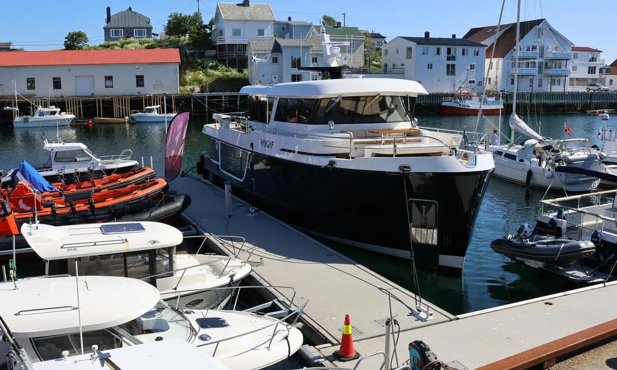 Henningsvær Marina: Possible to moor where the Havgap is and where the sailboat to the right is.