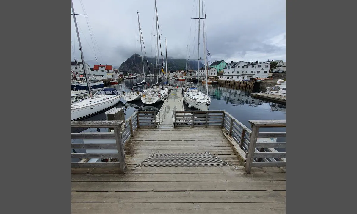 Henningsvær: {"base": "no", "no": "Det er to flytebrygger denne og den til h\u00f8yre i bildet.", "se": "Det finns tv\u00e5 flytbryggor, denna och den till h\u00f6ger i bilden.", "en": "There are two floating docks, this one and the one to the right in the picture.", "da": "Der er to flydebroer denne og den til h\u00f8jre i billedet."}