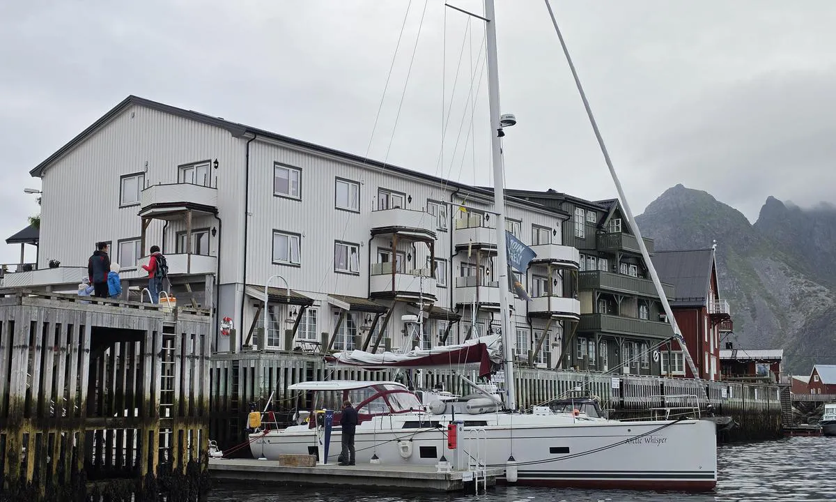 Henningsvær - Vågan: {"base": "en", "no": "45 fot ved pontongen... for \u00e5 gi en forestilling om dimensjonen til pontongen", "se": "45 fot vid pontonen... f\u00f6r att ge en uppfattning om dimensionen av pontonen", "en": "45 feet at the ponton... to give an imagination of the dimension of the ponton", "da": "45 fod ved pontonen... for at give en forestilling om pontonens dimension", "fr": "45 pieds au ponton... pour donner une id\u00e9e des dimensions du ponton", "de": "45 Fu\u00df am Ponton... um eine Vorstellung von der Gr\u00f6\u00dfe des Pontons zu geben", "es": "45 pies en el pont\u00f3n... para dar una idea de la dimensi\u00f3n del pont\u00f3n", "it": "45 piedi al pontone... per dare un'idea della dimensione del pontone", "pt": "45 p\u00e9s no pont\u00e3o... para dar uma ideia da dimens\u00e3o do pont\u00e3o", "nl": "45 voet bij de ponton... om een voorstelling te geven van de afmetingen van de ponton", "pl": "45 st\u00f3p przy pomo\u015bcie... aby da\u0107 wyobra\u017cenie o wymiarach pomostu", "uk": "45 \u0444\u0443\u0442\u0456\u0432 \u043d\u0430 \u043f\u043e\u043d\u0442\u043e\u043d\u0456... \u0449\u043e\u0431 \u0434\u0430\u0442\u0438 \u0443\u044f\u0432\u043b\u0435\u043d\u043d\u044f \u043f\u0440\u043e \u0440\u043e\u0437\u043c\u0456\u0440\u0438 \u043f\u043e\u043d\u0442\u043e\u043d\u0443", "ro": "45 de picioare la ponton... pentru a da o idee despre dimensiunea pontonului", "tr": "Pontonda 45 feet... pontonun boyutunun hayal edilmesine yard\u0131mc\u0131 olmak i\u00e7in", "el": "45 \u03c0\u03cc\u03b4\u03b9\u03b1 \u03c3\u03c4\u03bf\u03bd \u03c0\u03bb\u03c9\u03c4\u03ae\u03c1\u03b1... \u03b3\u03b9\u03b1 \u03bd\u03b1 \u03b4\u03ce\u03c3\u03bf\u03c5\u03bc\u03b5 \u03bc\u03b9\u03b1 \u03b5\u03b9\u03ba\u03cc\u03bd\u03b1 \u03c4\u03b7\u03c2 \u03b4\u03b9\u03ac\u03c3\u03c4\u03b1\u03c3\u03b7\u03c2 \u03c4\u03bf\u03c5 \u03c0\u03bb\u03c9\u03c4\u03ae\u03c1\u03b1", "cs": "14 metr\u016f u pontonu... pro p\u0159edstavu o velikosti pontonu", "hu": "45 l\u00e1b a pontonon... hogy elk\u00e9pzelhess\u00fck a ponton m\u00e9reteit", "fi": "45 jalkaa ponttoonilla... antamaan k\u00e4sityksen ponttoonin mitasta.", "bg": "45 \u0444\u0443\u0442\u0430 \u043d\u0430 \u043f\u043e\u043d\u0442\u043e\u043d... \u0437\u0430 \u0434\u0430 \u0434\u0430\u0434\u0435 \u043f\u0440\u0435\u0434\u0441\u0442\u0430\u0432\u0430 \u0437\u0430 \u0440\u0430\u0437\u043c\u0435\u0440\u0438\u0442\u0435 \u043d\u0430 \u043f\u043e\u043d\u0442\u043e\u043d\u0430", "sr": "45 stopa na pontonu... da biste dobili predstavu o dimenziji pontona", "et": "Kail on s\u00fcgavust 45 jalga... et anda aimu kailaiuse m\u00f5\u00f5tmetest", "lv": "45 p\u0113das pie pontona... lai dotu priek\u0161statu par pontona izm\u0113riem", "lt": "45 p\u0117d\u0173 prie pontono... suteikti \u012fsivaizdavim\u0105 apie pontono matmenis"}