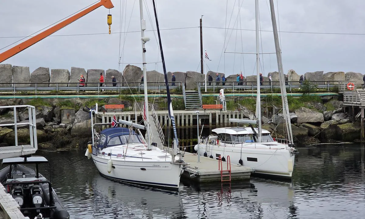 Henningsvær: {"base": "en", "no": "39 og 40 fot for \u00e5 vise dimensjoner", "se": "39 och 40 fot f\u00f6r att visa dimension", "en": "39 and 40 feet to show dimension", "da": "39 og 40 fod til at vise dimension", "fr": "39 et 40 pieds pour montrer la dimension", "de": "39 und 40 Fu\u00df, um die Dimension zu zeigen", "es": "39 y 40 pies para mostrar dimensi\u00f3n", "it": "39 e 40 piedi per mostrare la dimensione", "pt": "39 e 40 p\u00e9s para mostrar a dimens\u00e3o", "nl": "39 en 40 voet om de afmetingen te laten zien", "pl": "39 i 40 st\u00f3p aby pokaza\u0107 wymiary", "uk": "39 \u0456 40 \u0444\u0443\u0442\u0456\u0432, \u0449\u043e\u0431 \u043f\u043e\u043a\u0430\u0437\u0430\u0442\u0438 \u0440\u043e\u0437\u043c\u0456\u0440", "ro": "39 \u0219i 40 de picioare pentru a ar\u0103ta dimensiunea", "tr": "Boyutu g\u00f6stermek i\u00e7in 39 ve 40 fit", "el": "39 \u03ba\u03b1\u03b9 40 \u03c0\u03cc\u03b4\u03b9\u03b1 \u03b3\u03b9\u03b1 \u03bd\u03b1 \u03b4\u03b5\u03af\u03be\u03b5\u03b9 \u03c4\u03b7 \u03b4\u03b9\u03ac\u03c3\u03c4\u03b1\u03c3\u03b7", "cs": "39 a 40 stop ukazuj\u00ed rozm\u011br", "hu": "39 \u00e9s 40 l\u00e1b a m\u00e9ret bemutat\u00e1s\u00e1ra", "fi": "39 ja 40 jalkaa n\u00e4ytt\u00e4m\u00e4\u00e4n mittasuhdetta", "bg": "39 \u0438 40 \u0444\u0443\u0442\u0430 \u0434\u0430 \u043f\u043e\u043a\u0430\u0436\u0430\u0442 \u0440\u0430\u0437\u043c\u0435\u0440\u0438\u0442\u0435", "sr": "39 i 40 stopa za prikaz dimenzije", "et": "39 ja 40 jalga m\u00f5\u00f5tmete n\u00e4itamiseks", "lv": "39 un 40 p\u0113das, lai par\u0101d\u012btu izm\u0113rus", "lt": "39 ir 40 p\u0117d\u0173 parodyti matmenis"}