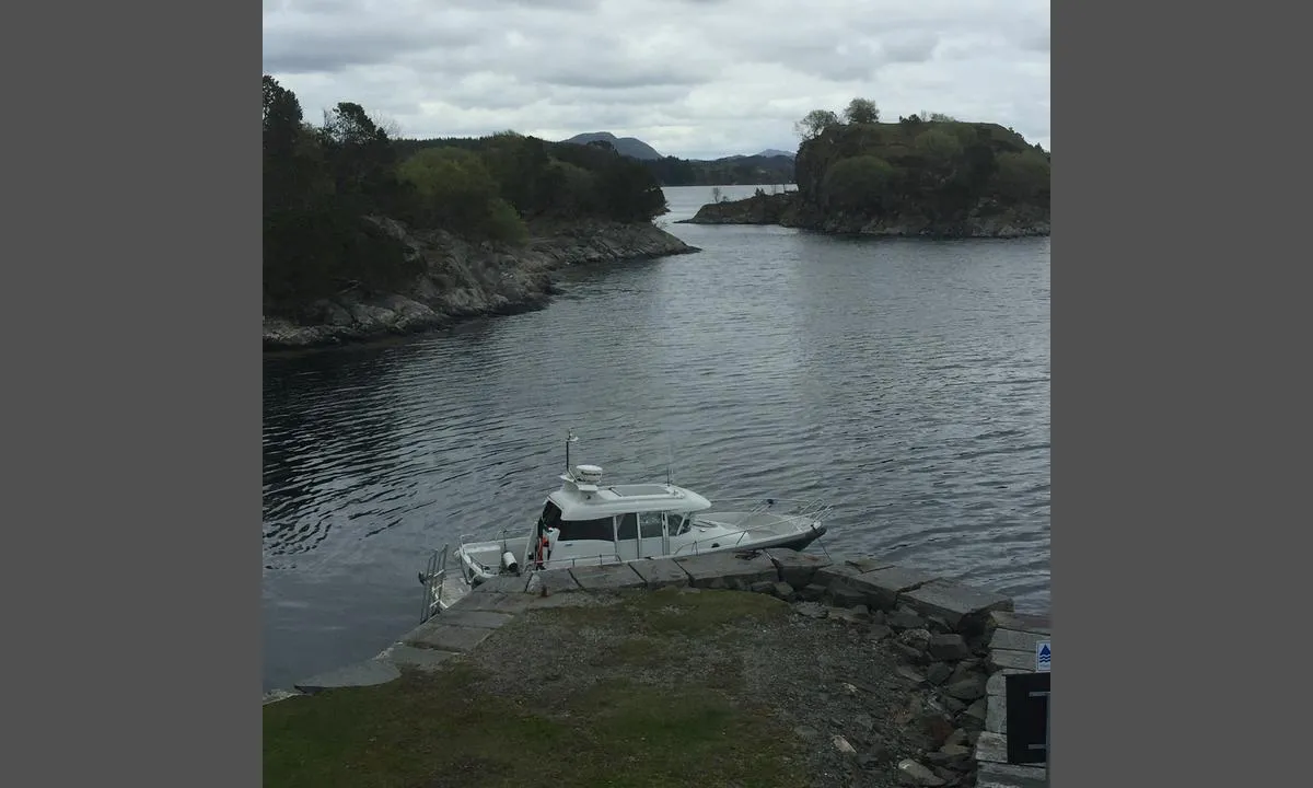 Skarvøyna - Herdla: {"base": "no", "no": "Steinkaien p\u00e5 vestsiden.", "se": "Stenkajen p\u00e5 v\u00e4stsidan.", "en": "The stone quay on the west side.", "da": "Stenkaien p\u00e5 vestsiden."}