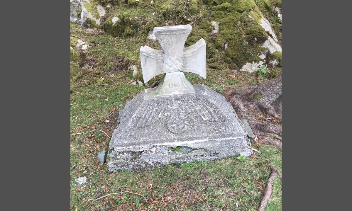 Skarvøyna - Herdla: {"base": "no", "no": "Tysk minnesmerke.", "se": "Tyskt minnesm\u00e4rke.", "en": "German memorial.", "da": "Tysk mindesm\u00e6rke."}
