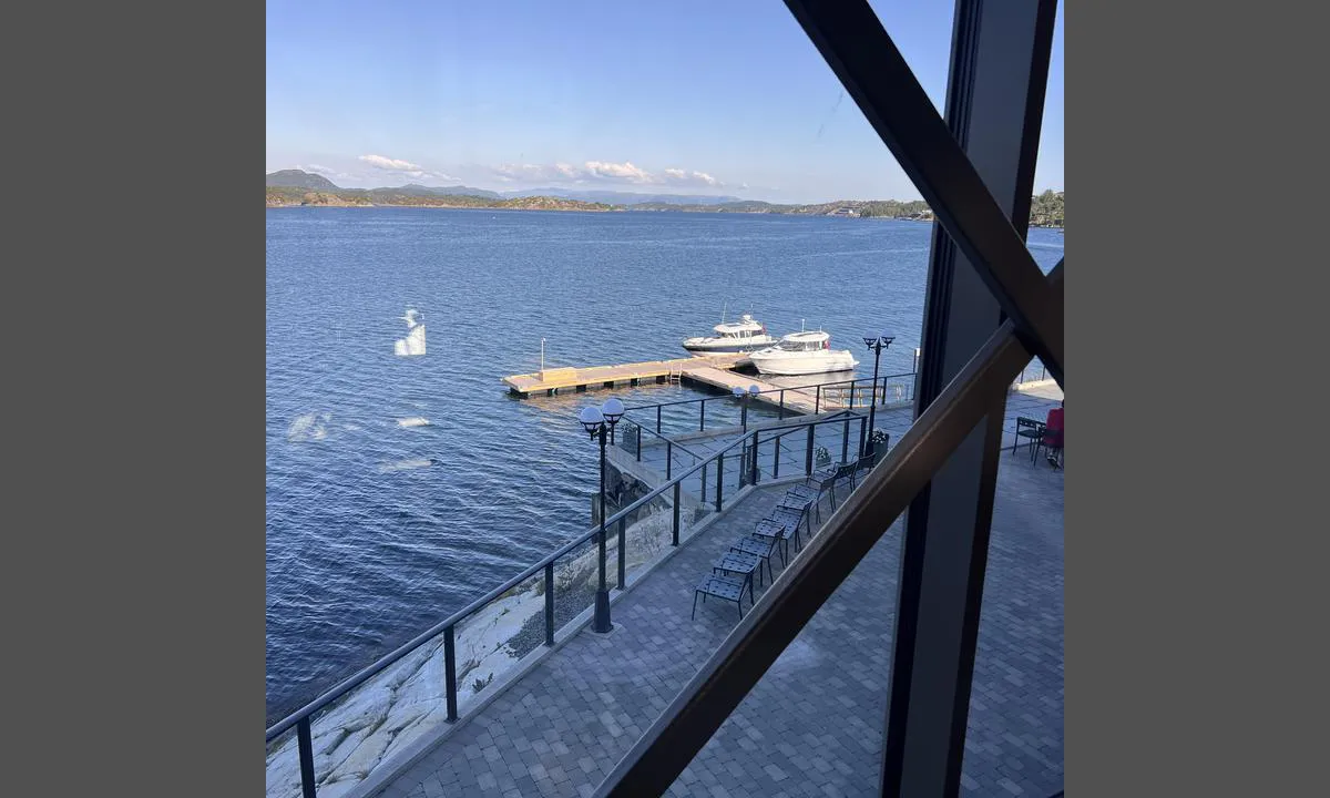 {"base": "no", "no": "Mot gjestebryggen til Biologen, Herdlafjorden bak.", "se": "Mot g\u00e4stbryggan vid Biologen, Herdlafjorden bakom.", "en": "Towards the guest pier at the Biologen, Herdlafjorden behind.", "da": "Mod g\u00e6stebroen til Biologen, Herdlafjorden bagved."}