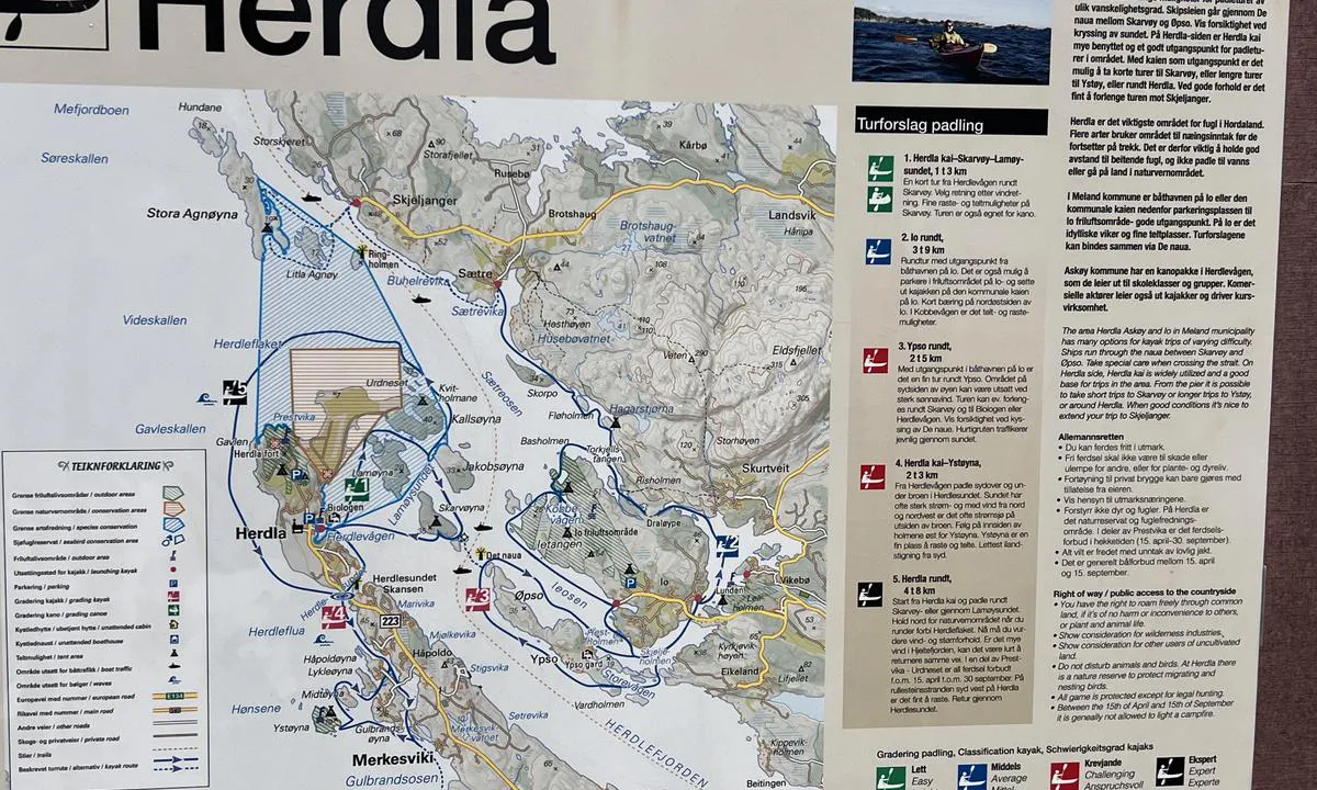 {"base": "no", "no": "Info skilt om turmuligheter p\u00e5 Herdla.", "se": "Info skylt om utflyktsm\u00f6jligheter p\u00e5 Herdla.", "en": "Info sign about hiking opportunities at Herdla.", "da": "Info skilt om turmuligheder p\u00e5 Herdla."}