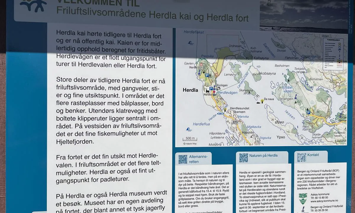 {"base": "no", "no": "Info skilt om turmuligheter p\u00e5 Herdla.", "se": "Info skylt om turm\u00f6jligheter p\u00e5 Herdla.", "en": "Information sign about hiking opportunities at Herdla.", "da": "Info skilt om turmuligheder p\u00e5 Herdla."}