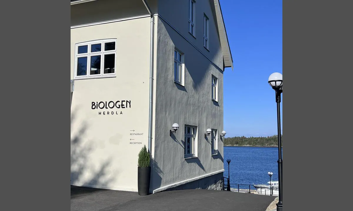 Herdla: {"base": "no", "no": "Kort spasertur til Biologen Hotell & Restaurant.", "se": "Kort promenad till Biologen Hotell & Restaurang.", "en": "Short walk to Biologen Hotel & Restaurant.", "da": "Kort g\u00e5tur til Biologen Hotel & Restaurant."}