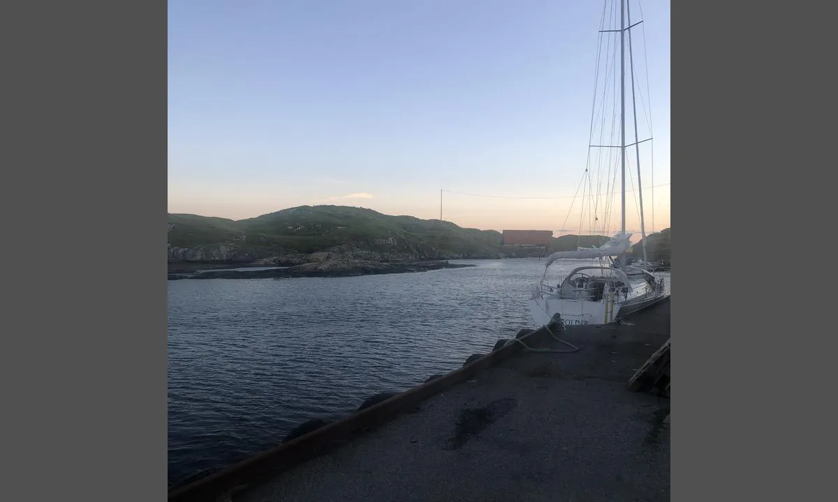 Hernar: {"base": "no", "no": "En kan fort\u00f8ye innenfor den fendrede kaien.", "se": "En kan f\u00f6rt\u00f6ja inom den fendrade kajen.", "en": "One can moor inside the fendered quay.", "da": "Man kan fort\u00f8je inden for den fendrede kaj."}