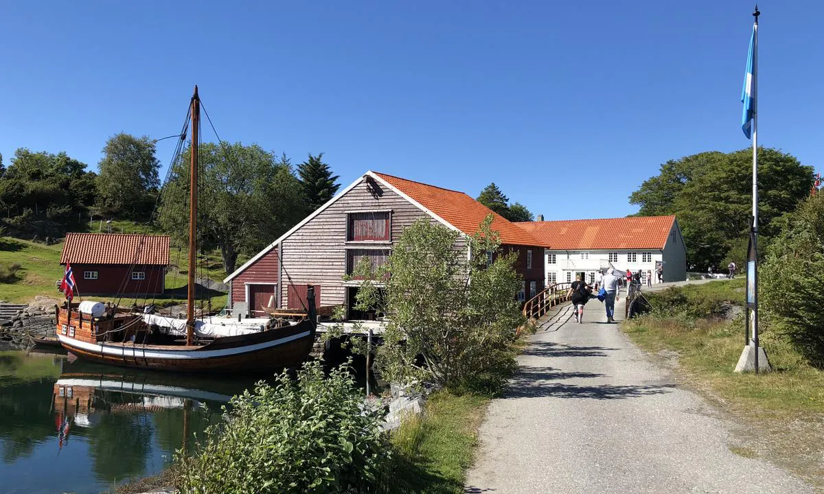 Herøy kystmuseum med Sunnmørsjekta Anna Olava ligg i umiddelbar nærleik til kai/brygge på nordsida av øya og Herøysundet på sydsida av Herøya.