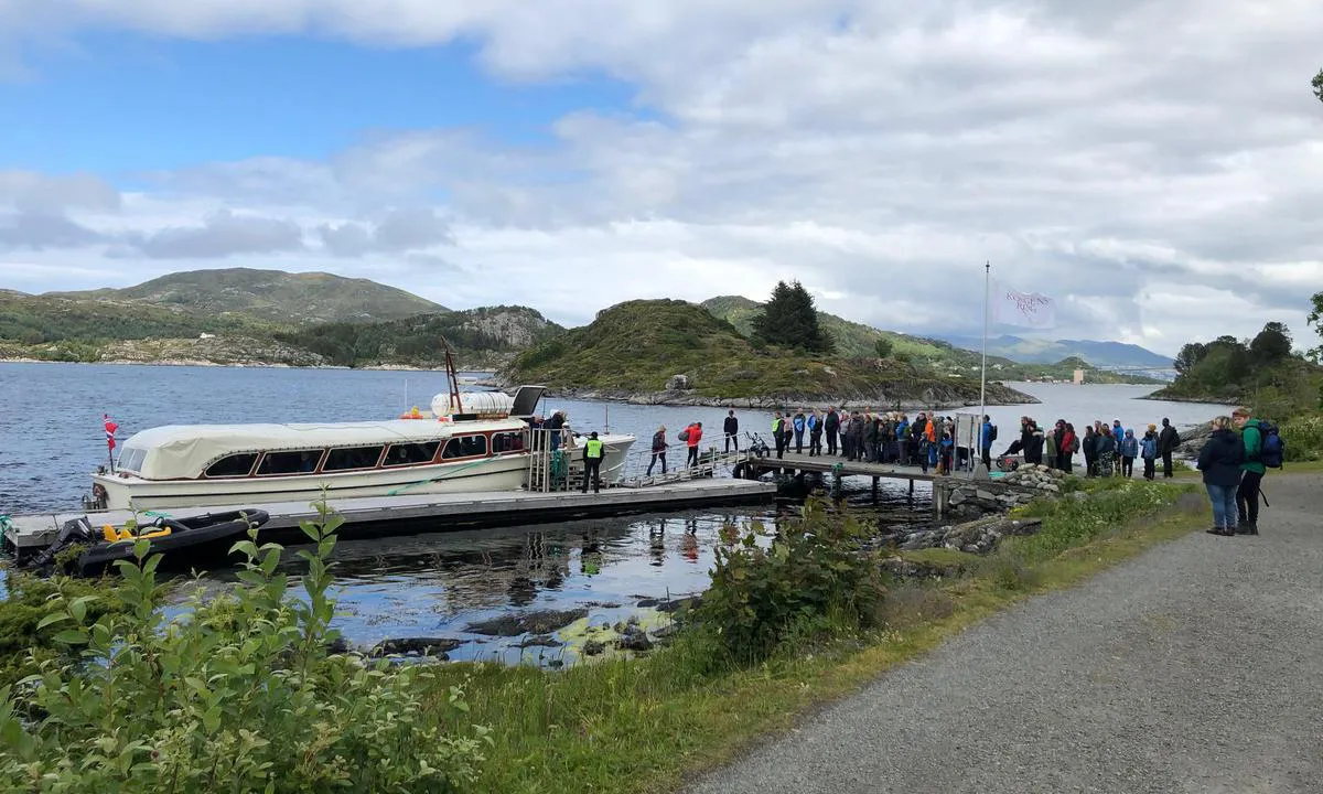 Herøy gard: {"base": "no", "no": "Passasjertransport med \"Skreddaren\" mellom Her\u00f8y gard og Mj\u00f8lstadneset i h\u00f8ve Her\u00f8yspelet \"Kongens Ring\".", "se": "Passagerartransport med \"Skr\u00e4ddaren\" mellan Her\u00f8y g\u00e5rd och Mj\u00f6lstadneset i samband med Her\u00f8y-spelet \"Kungens Ring\".", "en": "Passenger transport with 'Skreddaren' between Her\u00f8y farm and Mj\u00f8lstadneset in connection with the Her\u00f8y play 'Kongens Ring'.", "da": "Passagertransport med \"Skr\u00e6dderen\" mellem Her\u00f8y g\u00e5rd og Mj\u00f8lstadneset i forbindelse med Her\u00f8yspelet \"Kongens Ring\"."}