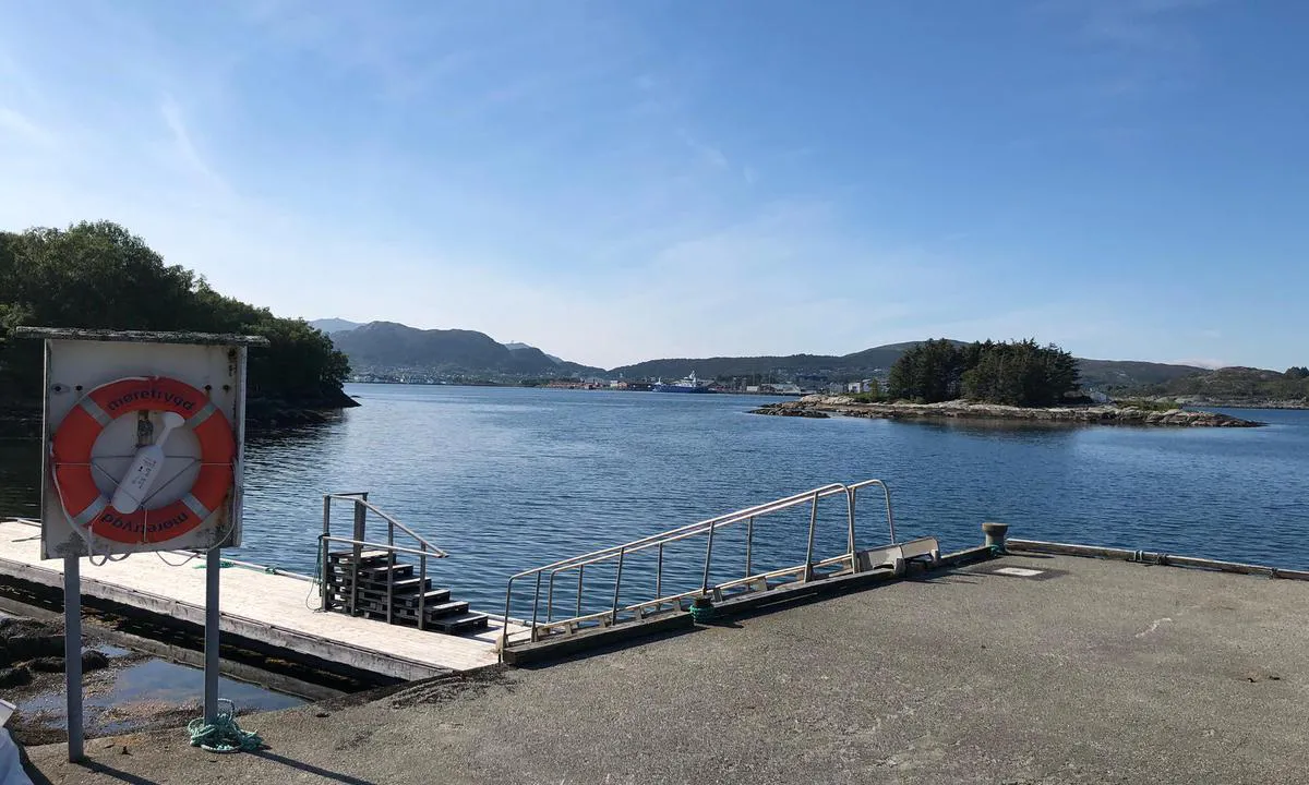 Herøy gard: {"base": "no", "no": "Kai og flytebrygge p\u00e5 nordsida kan nyttast fritt. Stegleholmen med Mj\u00f8lstadneset p\u00e5 Bergs\u00f8ya i bakgrunnen.", "se": "Kaj och flytbrygga p\u00e5 nordsidan kan nyttjas fritt. Stegleholmen med Mj\u00f8lstadneset p\u00e5 Bergs\u00f8ya i bakgrunden.", "en": "Quay and floating dock on the north side can be used freely. Stegleholmen with Mj\u00f8lstadneset on Bergs\u00f8ya in the background.", "da": "Kaj og flydebro p\u00e5 nordsiden kan benyttes frit. Stegleholmen med Mj\u00f8lstadneset p\u00e5 Bergs\u00f8ya i baggrunden."}