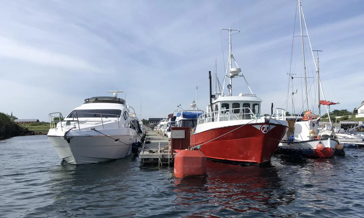 Herøysundet Marina: {"base": "no", "no": "Det er longside fort\u00f8ying til flytebrygger hos Her\u00f8ysundet Marina.", "se": "Det \u00e4r l\u00e5ngsides f\u00f6rt\u00f6jning vid flytbryggor hos Her\u00f8ysundet Marina.", "en": "There is alongside mooring available at the floating docks at Her\u00f8ysundet Marina.", "da": "Der er langside fort\u00f8jning til flydebroer hos Her\u00f8ysundet Marina."}