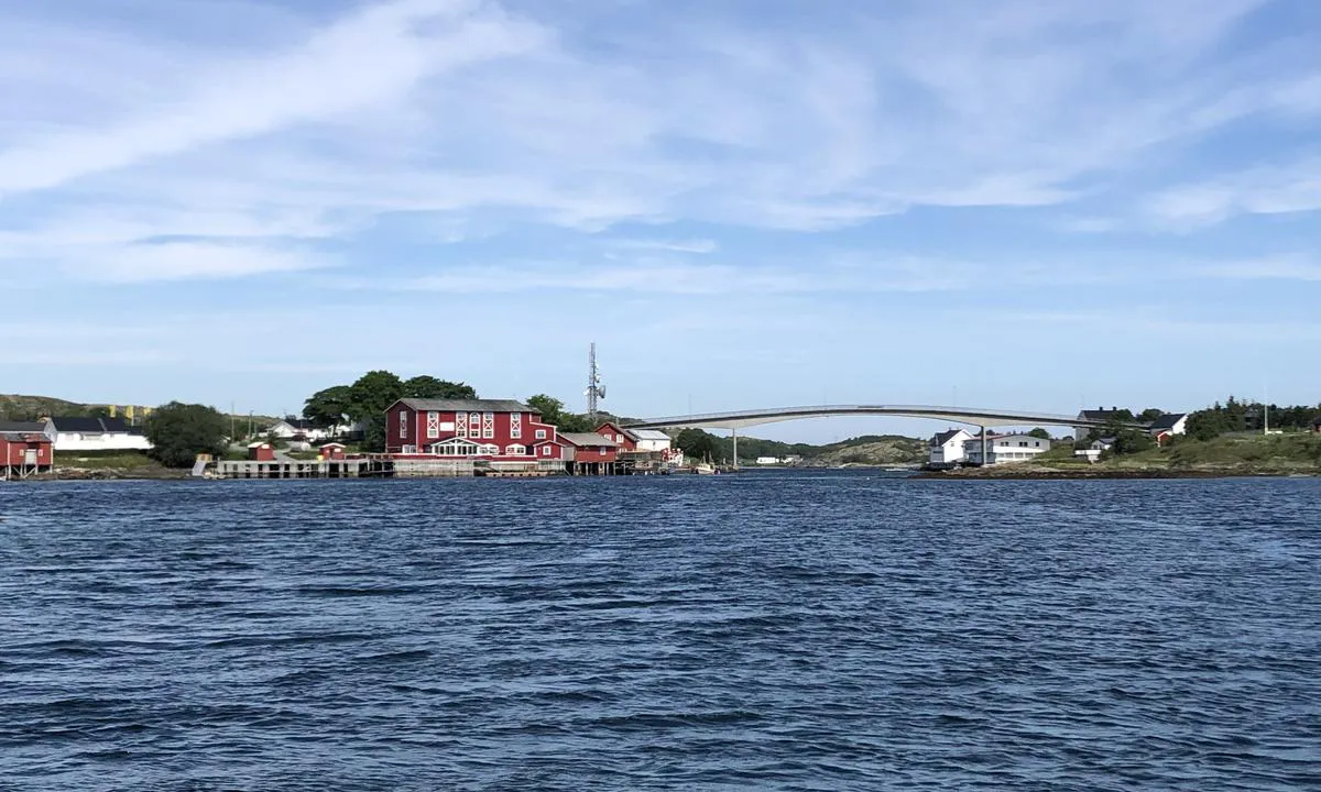 Herøysundet Marina: {"base": "no", "no": "Utsikt nordover fra Her\u00f8ysundet Marina.", "se": "Utsikt norrut fr\u00e5n Her\u00f8ysundet Marina.", "en": "View northwards from Her\u00f8ysundet Marina.", "da": "Udsigt nordover fra Her\u00f8ysundet Marina."}