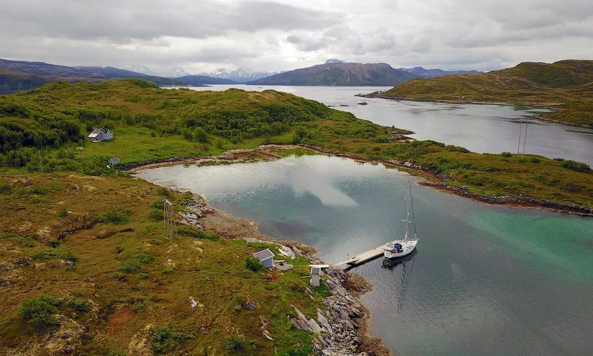 Hersøya: {"base": "no", "no": "Nydelig havn p\u00e5 Hers\u00f8ya.", "se": "Vacker hamn p\u00e5 Hers\u00f8ya.", "en": "Beautiful harbour on Hers\u00f8ya.", "da": "Dejlig havn p\u00e5 Hers\u00f8ya."}
