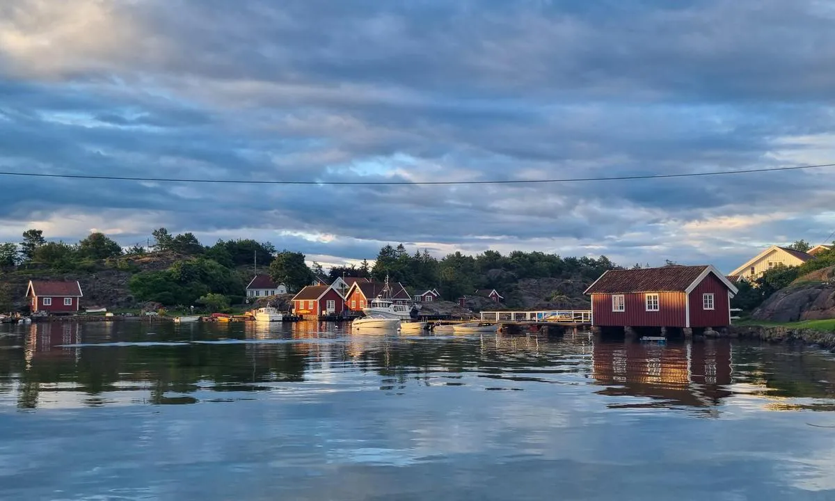 Hesnesøya - Grimstad: {"base": "no", "no": "Utsikt over bukta litt lenger inne og bebyggelsen rundt", "se": "Utsikt \u00f6ver bukten lite l\u00e4ngre in och bebyggelsen runt omkring", "en": "View of the bay a little further in and the surrounding buildings", "da": "Udsigt over bugten lidt l\u00e6ngere inde og bebyggelsen omkring"}