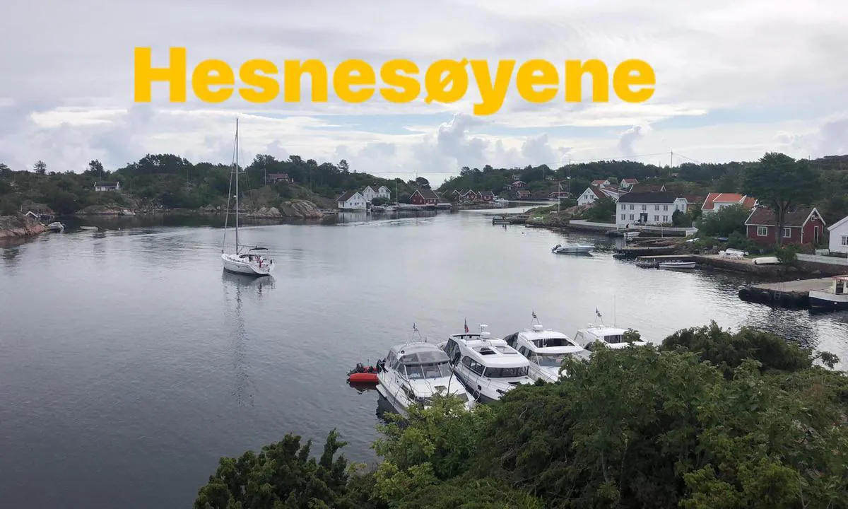 Hesnesøya - Grimstad: {"base": "no", "no": "Nydelig historisk \u00f8ygruppe.\r\nEn kan ligge p\u00e5 p\u00e5 svai her mellom Kval\u00f8y og Hesnes\u00f8y, eller dregge seg opp i mot odden som vist p\u00e5 bildet.\r\nDet finnes flere fine stier rundt om p\u00e5 \u00f8ya.\r\nFor \u00e5 g\u00e5 i gjennom sundet mellom Kval\u00f8y og Hesnes\u00f8y s\u00e5 m\u00e5 b\u00e5ten ikke stikke s\u00e5 mye mer enn 1 meter under vann.", "se": "Vacker historisk \u00f6grupp. Man kan ligga f\u00f6r ankar h\u00e4r mellan Kval\u00f8y och Hesnes\u00f8y, eller ankra upp mot udden som visat p\u00e5 bilden. Det finns flera fina stigar runtom p\u00e5 \u00f6n. F\u00f6r att g\u00e5 igenom sundet mellan Kval\u00f8y och Hesnes\u00f8y f\u00e5r b\u00e5ten inte sticka s\u00e5 mycket mer \u00e4n 1 meter under vattnet.", "en": "Beautiful historic archipelago.<br>One can anchor here between Kval\u00f8y and Hesnes\u00f8y, or moor towards the point as shown in the picture.<br>There are several nice trails around the island.<br>To pass through the sound between Kval\u00f8y and Hesnes\u00f8y, the boat must not have a draft of more than 1 meter.", "da": "Smuk historisk \u00f8gruppe. <br> Man kan ligge for anker her mellem Kval\u00f8y og Hesnes\u00f8y, eller tr\u00e6kke sig op imod odden som vist p\u00e5 billedet. <br> Der findes flere fine stier rundt om p\u00e5 \u00f8en. <br> For at sejle igennem sundet mellem Kval\u00f8y og Hesnes\u00f8y, s\u00e5 m\u00e5 b\u00e5den ikke stikke mere end 1 meter under vand.", "fr": "Magnifique archipel historique. <br> On peut mouiller ici entre Kval\u00f8y et Hesnes\u00f8y, ou ancrer pr\u00e8s du cap comme montr\u00e9 sur la photo. <br> Il y a plusieurs beaux sentiers \u00e0 travers l'\u00eele. <br> Pour naviguer \u00e0 travers le d\u00e9troit entre Kval\u00f8y et Hesnes\u00f8y, le bateau ne doit pas avoir un tirant d'eau de plus d'un m\u00e8tre.", "de": "Wundersch\u00f6ne historische Inselgruppe. Man kann hier zwischen Kval\u00f8y und Hesnes\u00f8y vor Anker gehen oder sich wie auf dem Bild gezeigt zur Landspitze hinaufziehen. Es gibt mehrere sch\u00f6ne Pfade rund um die Insel. Um durch die Meerenge zwischen Kval\u00f8y und Hesnes\u00f8y zu fahren, darf das Boot nicht mehr als 1 Meter Tiefgang haben.", "es": "Hermoso archipi\u00e9lago hist\u00f3rico.<br>Se puede fondear aqu\u00ed entre Kval\u00f8y y Hesnes\u00f8y, o echar el ancla hacia la punta como se muestra en la imagen.<br>Hay varios senderos agradables alrededor de la isla.<br>Para navegar por el estrecho entre Kval\u00f8y y Hesnes\u00f8y, el calado del barco no debe exceder un metro.", "it": "Splendido arcipelago storico. Si pu\u00f2 rimanere alla fonda tra Kval\u00f8y e Hesnes\u00f8y, oppure ancorare vicino alla punta come mostrato nell'immagine. Ci sono diversi bei sentieri intorno all'isola. Per attraversare lo stretto tra Kval\u00f8y e Hesnes\u00f8y, la barca non deve avere un pescaggio superiore a 1 metro.", "pt": "Belo arquip\u00e9lago hist\u00f3rico.<br> Pode-se ancorar aqui entre Kval\u00f8y e Hesnes\u00f8y, ou fundear junto \u00e0 ponta conforme mostrado na imagem.<br> Existem v\u00e1rias trilhas agrad\u00e1veis ao redor da ilha.<br> Para navegar pelo estreito entre Kval\u00f8y e Hesnes\u00f8y, o calado do barco n\u00e3o deve ser muito superior a 1 metro.", "nl": "Prachtige historische eilandengroep.<br>Men kan hier voor anker liggen tussen Kval\u00f8y en Hesnes\u00f8y, of zich aan de kaap vastknopen zoals op de foto te zien is.<br>Er zijn verschillende mooie paden op het eiland.<br>Om door de zeestraat tussen Kval\u00f8y en Hesnes\u00f8y te varen, mag de boot niet meer dan 1 meter diepgang hebben.", "pl": "Pi\u0119kna historyczna grupa wysp.<br>Mo\u017cna zacumowa\u0107 na kotwicy mi\u0119dzy Kval\u00f8y a Hesnes\u00f8y, lub zarzuci\u0107 kotwic\u0119 przy cyplu, jak pokazano na zdj\u0119ciu.<br>Na wyspie znajduje si\u0119 kilka pi\u0119knych \u015bcie\u017cek.<br>Aby przep\u0142yn\u0105\u0107 przez przesmyk mi\u0119dzy Kval\u00f8y a Hesnes\u00f8y, zanurzenie \u0142odzi nie powinno przekracza\u0107 1 metra.", "uk": "\u0427\u0443\u0434\u043e\u0432\u0438\u0439 \u0456\u0441\u0442\u043e\u0440\u0438\u0447\u043d\u0438\u0439 \u0430\u0440\u0445\u0456\u043f\u0435\u043b\u0430\u0433. \u0422\u0443\u0442 \u043c\u043e\u0436\u043d\u0430 \u0441\u0442\u0430\u0442\u0438 \u043d\u0430 \u044f\u043a\u0456\u0440 \u043c\u0456\u0436 \u041a\u0432\u0430\u043b\u0435\u0439 \u0442\u0430 \u0413\u0435\u0441\u043d\u0435\u0441\u0435\u0439, \u0430\u0431\u043e \u043f\u0440\u0438\u0448\u0432\u0430\u0440\u0442\u0443\u0432\u0430\u0442\u0438\u0441\u044f \u0434\u043e \u043c\u0438\u0441\u0443, \u044f\u043a \u043f\u043e\u043a\u0430\u0437\u0430\u043d\u043e \u043d\u0430 \u0437\u043e\u0431\u0440\u0430\u0436\u0435\u043d\u043d\u0456. \u041d\u0430 \u043e\u0441\u0442\u0440\u043e\u0432\u0456 \u0454 \u043a\u0456\u043b\u044c\u043a\u0430 \u0445\u043e\u0440\u043e\u0448\u0438\u0445 \u0441\u0442\u0435\u0436\u043e\u043a. \u0429\u043e\u0431 \u043f\u0440\u043e\u0439\u0442\u0438 \u0447\u0435\u0440\u0435\u0437 \u043f\u0440\u043e\u0442\u043e\u043a\u0443 \u043c\u0456\u0436 \u041a\u0432\u0430\u043b\u0435\u0439 \u0442\u0430 \u0413\u0435\u0441\u043d\u0435\u0441\u0435\u0439, \u043e\u0441\u0430\u0434\u043a\u0430 \u0447\u043e\u0432\u043d\u0430 \u043d\u0435 \u043f\u043e\u0432\u0438\u043d\u043d\u0430 \u043f\u0435\u0440\u0435\u0432\u0438\u0449\u0443\u0432\u0430\u0442\u0438 1 \u043c\u0435\u0442\u0440\u0430.", "ro": "Frumoas\u0103 grup\u0103 insular\u0103 istoric\u0103. Se poate sta la ancor\u0103 aici \u00eentre Kval\u00f8y \u0219i Hesnes\u00f8y, sau s\u0103 arunce ancora l\u00e2ng\u0103 capul de p\u0103m\u00e2nt, a\u0219a cum este ar\u0103tat \u00een imagine. Exist\u0103 mai multe trasee pl\u0103cute pe insul\u0103. Pentru a trece prin str\u00e2mtoarea dintre Kval\u00f8y \u0219i Hesnes\u00f8y, barca nu trebuie s\u0103 aib\u0103 un pescaj mai mare de 1 metru.", "tr": "G\u00fczel tarihi tak\u0131madalar.<br>Bir ki\u015fi burada Kval\u00f8y ve Hesnes\u00f8y aras\u0131nda demirleyebilir veya resimde g\u00f6sterildi\u011fi gibi buruna do\u011fru \u00e7ekilebilir.<br>Adada dola\u015fmak i\u00e7in birka\u00e7 g\u00fczel yol vard\u0131r.<br>Kval\u00f8y ve Hesnes\u00f8y aras\u0131ndaki bo\u011fazdan ge\u00e7mek i\u00e7in teknenin 1 metreden fazla su alt\u0131na inmeyen bir derinli\u011fe sahip olmas\u0131 gerekir.", "el": "\u03a5\u03c0\u03ad\u03c1\u03bf\u03c7\u03b7 \u03b9\u03c3\u03c4\u03bf\u03c1\u03b9\u03ba\u03ae \u03bd\u03b7\u03c3\u03b9\u03c9\u03c4\u03b9\u03ba\u03ae \u03bf\u03bc\u03ac\u03b4\u03b1. \u039c\u03c0\u03bf\u03c1\u03b5\u03af \u03ba\u03ac\u03c0\u03bf\u03b9\u03bf\u03c2 \u03bd\u03b1 \u03b1\u03b3\u03ba\u03c5\u03c1\u03bf\u03b2\u03bf\u03bb\u03ae\u03c3\u03b5\u03b9 \u03b5\u03bd \u03c0\u03bb\u03c9 \u03b5\u03b4\u03ce, \u03bc\u03b5\u03c4\u03b1\u03be\u03cd \u039a\u03b2\u03b1\u03bb\u03cc\u03ca \u03ba\u03b1\u03b9 \u03a7\u03b5\u03c3\u03bd\u03ad\u03c3\u03bf\u03ca, \u03ae \u03bd\u03b1 \u03b4\u03ad\u03c3\u03b5\u03b9 \u03c3\u03c4\u03bf \u03b1\u03ba\u03c1\u03c9\u03c4\u03ae\u03c1\u03b9\u03bf \u03cc\u03c0\u03c9\u03c2 \u03c6\u03b1\u03af\u03bd\u03b5\u03c4\u03b1\u03b9 \u03c3\u03c4\u03b7 \u03c6\u03c9\u03c4\u03bf\u03b3\u03c1\u03b1\u03c6\u03af\u03b1. \u03a5\u03c0\u03ac\u03c1\u03c7\u03bf\u03c5\u03bd \u03c0\u03bf\u03bb\u03bb\u03ac \u03cc\u03bc\u03bf\u03c1\u03c6\u03b1 \u03bc\u03bf\u03bd\u03bf\u03c0\u03ac\u03c4\u03b9\u03b1 \u03b3\u03cd\u03c1\u03c9 \u03b1\u03c0\u03cc \u03c4\u03bf \u03bd\u03b7\u03c3\u03af. \u0393\u03b9\u03b1 \u03bd\u03b1 \u03c0\u03b5\u03c1\u03ac\u03c3\u03b5\u03c4\u03b5 \u03bc\u03ad\u03c3\u03b1 \u03b1\u03c0\u03cc \u03c4\u03bf \u03c3\u03c4\u03b5\u03bd\u03cc \u03bc\u03b5\u03c4\u03b1\u03be\u03cd \u039a\u03b2\u03b1\u03bb\u03cc\u03ca \u03ba\u03b1\u03b9 \u03a7\u03b5\u03c3\u03bd\u03ad\u03c3\u03bf\u03ca, \u03c4\u03bf \u03c3\u03ba\u03ac\u03c6\u03bf\u03c2 \u03b4\u03b5\u03bd \u03c0\u03c1\u03ad\u03c0\u03b5\u03b9 \u03bd\u03b1 \u03ad\u03c7\u03b5\u03b9 \u03b2\u03cd\u03b8\u03b9\u03c3\u03bc\u03b1 \u03bc\u03b5\u03b3\u03b1\u03bb\u03cd\u03c4\u03b5\u03c1\u03bf \u03b1\u03c0\u03cc 1 \u03bc\u03ad\u03c4\u03c1\u03bf.", "cs": "Kr\u00e1sn\u00e9 historick\u00e9 souostrov\u00ed. Lze st\u00e1t na kotv\u011b zde mezi Kval\u00f8y a Hesnes\u00f8y, nebo se p\u0159it\u00e1hnout k v\u00fdb\u011b\u017eku, jak je vid\u011bt na obr\u00e1zku. Na ostrov\u011b je n\u011bkolik p\u011bkn\u00fdch stezek. Pro plavbu pr\u016flivem mezi Kval\u00f8y a Hesnes\u00f8y by ponor lodi nem\u011bl p\u0159esahovat 1 metr.", "hu": "Gy\u00f6ny\u00f6r\u0171 t\u00f6rt\u00e9nelmi szigetcsoport. Itt lehet horgonyozni Kval\u00f8y \u00e9s Hesnes\u00f8y k\u00f6z\u00f6tt, vagy oda lehet k\u00f6tni a sziklafokhoz, ahogyan a k\u00e9pen l\u00e1tszik. T\u00f6bb sz\u00e9p \u00f6sv\u00e9ny is tal\u00e1lhat\u00f3 a szigeten. Ahhoz, hogy \u00e1tkelj\u00fcnk a szoroson Kval\u00f8y \u00e9s Hesnes\u00f8y k\u00f6z\u00f6tt, a haj\u00f3 mer\u00fcl\u00e9se nem lehet t\u00f6bb mint 1 m\u00e9ter.", "fi": "Ihana historiallinen saaristo. Voidaan ankkuroida Kval\u00f8yn ja Hesnes\u00f8yn v\u00e4liin tai vet\u00e4\u00e4 ankkuri niemenk\u00e4rjen tuntumaan, kuten kuvassa n\u00e4kyy. Saarella on useita hienoja polkuja. Purjehtiakseen Kval\u00f8yn ja Hesnes\u00f8yn v\u00e4lisen salmen l\u00e4pi, ei veneen syv\u00e4yksen tulisi olla paljon yli 1 metri\u00e4.", "bg": "\u041f\u0440\u0435\u043a\u0440\u0430\u0441\u0435\u043d \u0438\u0441\u0442\u043e\u0440\u0438\u0447\u0435\u0441\u043a\u0438 \u0430\u0440\u0445\u0438\u043f\u0435\u043b\u0430\u0433.<br>\u041c\u043e\u0436\u0435 \u0434\u0430 \u0441\u0435 \u0441\u0442\u043e\u0438 \u043d\u0430 \u043a\u043e\u0442\u0432\u0430 \u0442\u0443\u043a \u043c\u0435\u0436\u0434\u0443 \u041a\u0432\u0430\u043b\u043e\u0439 \u0438 \u0425\u0435\u0441\u043d\u0435\u0441\u043e\u0439, \u0438\u043b\u0438 \u0434\u0430 \u0441\u0435 \u0438\u0437\u043f\u043e\u043b\u0437\u0432\u0430 \u043a\u043e\u0442\u0432\u0430 \u0434\u043e \u043a\u0440\u0430\u0439\u0431\u0440\u0435\u0436\u0438\u0435\u0442\u043e, \u043a\u0430\u043a\u0442\u043e \u0435 \u043f\u043e\u043a\u0430\u0437\u0430\u043d\u043e \u043d\u0430 \u0441\u043d\u0438\u043c\u043a\u0430\u0442\u0430.<br>\u0418\u043c\u0430 \u043d\u044f\u043a\u043e\u043b\u043a\u043e \u0445\u0443\u0431\u0430\u0432\u0438 \u043f\u044a\u0442\u0435\u043a\u0438 \u043e\u043a\u043e\u043b\u043e \u043e\u0441\u0442\u0440\u043e\u0432\u0430.<br>\u0417\u0430 \u0434\u0430 \u043f\u0440\u0435\u043c\u0438\u043d\u0435\u0442\u0435 \u043f\u0440\u0435\u0437 \u043f\u0440\u043e\u043b\u0438\u0432\u0430 \u043c\u0435\u0436\u0434\u0443 \u041a\u0432\u0430\u043b\u043e\u0439 \u0438 \u0425\u0435\u0441\u043d\u0435\u0441\u043e\u0439, \u043b\u043e\u0434\u043a\u0430\u0442\u0430 \u043d\u0435 \u0442\u0440\u044f\u0431\u0432\u0430 \u0434\u0430 \u0433\u0430\u0437\u0438 \u043f\u043e\u0432\u0435\u0447\u0435 \u043e\u0442 1 \u043c\u0435\u0442\u044a\u0440 \u043f\u043e\u0434 \u0432\u043e\u0434\u0430\u0442\u0430.", "sr": "Prelepa istorijska ostrvska grupa. Mo\u017eete se usidriti izme\u0111u Kvaloya i Hesnesoya, ili privezati se uz rt kako je prikazano na slici. Na ostrvu postoji nekoliko lepih staza. Da biste pro\u0161li kroz tjesnac izme\u0111u Kvaloya i Hesnesoya, va\u0161 \u010damac ne sme imati gaz ve\u0107i od 1 metar.", "et": "Kaunis ajalooline saarestik. Siin saab ankurdada Kval\u00f8y ja Hesnes\u00f8y vahel, v\u00f5i t\u00f5mmata ennast \u00fcles neeme poole nagu pildil n\u00e4idatud. Saarel on mitmeid ilusaid radu. L\u00e4bimiseks Kval\u00f8y ja Hesnes\u00f8y vahelisest kitsusest ei tohi paadi s\u00fcvis olla suurem kui 1 meeter.", "lv": "Br\u012bni\u0161\u0137\u012bga v\u0113sturiska salu grupa. Var nost\u0101ties uz enkura \u0161eit starp Kvaloyu un Hesnesoyu, vai pietauvoties uz raga, k\u0101 redzams att\u0113l\u0101. Uz salas ir vair\u0101kas jaukas takas. Lai p\u0101rietu cauri \u0161aurumam starp Kvaloyu un Hesnesoyu, laivas iegrime nedr\u012bkst p\u0101rsniegt 1 metru.", "lt": "Nuostabi istorin\u0117 sal\u0173 grup\u0117.<br>\u010cia galima inkaruoti tarp Kval\u00f8y ir Hesnes\u00f8y arba prisi\u0161vartuoti prie ky\u0161ulio, kaip parodyta nuotraukoje.<br>Sal\u0105 tinklo kelios puikios takos.<br>Norint praplaukti s\u0105siauriu tarp Kval\u00f8y ir Hesnes\u00f8y, laivo grimzl\u0117 neturi vir\u0161yti 1 metro."}