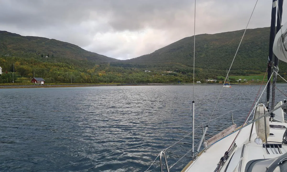 Hessfjordbukta: {"base": "en", "no": "Ankring mellom kysten og et oppdrettsanlegg. Her kan det v\u00e6re en sv\u00e6rt stygg jet-effekt fra vinden.", "se": "Ankring mellan land och en fiskodling. H\u00e4r kan det f\u00f6rekomma en mycket obehaglig jet-effekt fr\u00e5n vinden.", "en": "Anchoring between shore and a fish farm. Here can be a very nasty jet Effect from wind.", "da": "Ankring mellem kysten og et fiskeopdr\u00e6t. Her kan der v\u00e6re en meget ubehagelig jet-effekt fra vinden."}