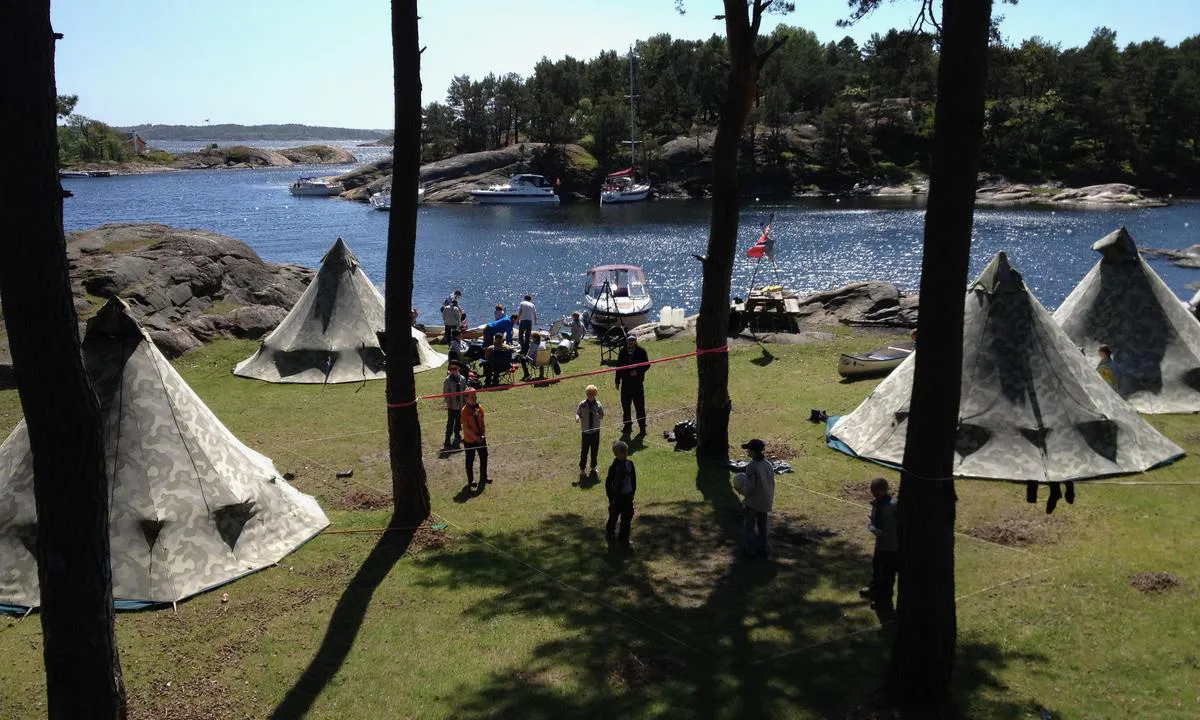 Hestehodet - Bragdøya: {"base": "no", "no": "Det er god plass til telt. (Nord i bukta).", "se": "Det finns gott om plats f\u00f6r t\u00e4lt. (Norr i viken).", "en": "There is ample space for tents. (In the northern part of the bay).", "da": "Der er god plads til telt. (Nord i bugten)."}