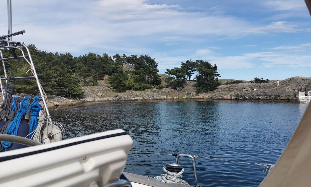 Hestehodet - Bragdøya: {"base": "no", "no": "Vakkert utsyn fra ankringa. Langs fjellet ligger ofte mindreb\u00e5ter ut inn", "se": "Vacker utsikt fr\u00e5n ankringen. L\u00e4ngs berget ligger ofta mindre b\u00e5tar och g\u00e5r in.", "en": "Beautiful view from the anchorage. Often smaller boats lie along the mountain, in and out.", "da": "Smukt udsyn fra ankringen. Langs fjeldet ligger ofte mindre b\u00e5de inde og ude"}