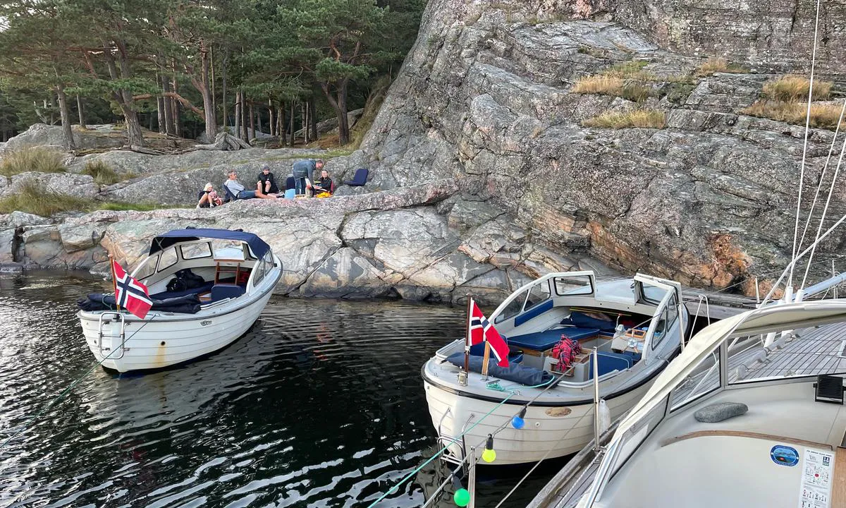 Hestehodet - Bragdøya: {"base": "no", "no": "Legg til mot land eller brygge.", "se": "L\u00e4gg till mot land eller brygga.", "en": "Moor to land or pier.", "da": "L\u00e6g til mod land eller bro."}