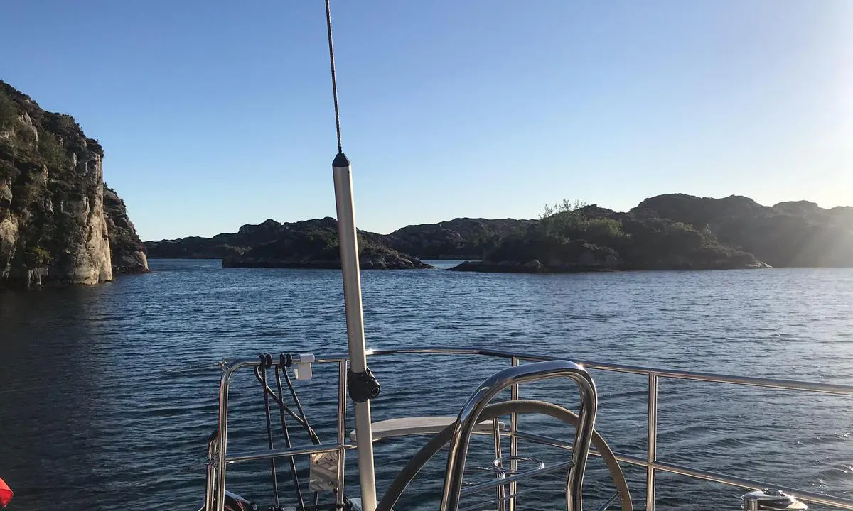 Hestenesvågen: View south, the narrow inlet to the left