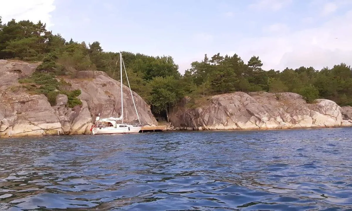 Hestholmbukta: {"base": "da", "no": "\u00d8stre Hestholmbukt, ved \u00f8ya Skoger\u00f8y. Flott sted \u00e5 legge til brygger, som f\u00f8lger klittenes form, klart vann.", "se": "\u00d6stra Hestholmsviken, vid \u00f6n Skogeroy. Vacker plats att f\u00f6rt\u00f6ja, bryggor som f\u00f6ljer dynernas form, klart vatten.", "en": "Eastern Hestholm Bay, near the island of Skogeroy. Lovely place to dock at piers that follow the shape of the dunes, clear water.", "da": "\u00d8stre Hestholmbugt, ved \u00f8en Skogeroy. Sk\u00f8nt sted at l\u00e6gge til broer, der f\u00f8lger klitternes form, klar vand.", "fr": "Baie de \u00d8stre Hestholm, sur l'\u00eele de Skogeroy. Endroit charmant pour accoster aux jet\u00e9es qui suivent la forme des dunes, eau claire.", "de": "\u00d6stliche Pferdeinselbucht, bei der Insel Skogeroy. Sch\u00f6ner Ort zum Anlegen an Br\u00fccken, die den D\u00fcnen folgen, klares Wasser.", "es": "La Bah\u00eda de Hestholm Oriental, en la isla de Skogeroy. Un lugar encantador para atracar en los muelles que siguen la forma de las dunas, agua clara.", "it": "Baia di \u00d8stre Hestholm, presso l'isola di Skogeroy. Luogo incantevole per ormeggiare ai pontili, che seguono la forma delle dune, acqua limpida.", "pt": "Ba\u00eda Leste de Hestholm, perto da ilha Skogeroy. Um lugar encantador para atracar aos pont\u00f5es que seguem a forma das dunas, \u00e1gua clara.", "nl": "Oostelijke Hestholmbugt, bij het eiland Skogeroy. Prachtige plek om aan te meren bij bruggen die de vorm van de duinen volgen, helder water.", "pl": "Wschodnia zatoka Hestholm przy wyspie Skogeroy. Pi\u0119kne miejsce do cumowania przy nabrze\u017cach, kt\u00f3re pod\u0105\u017caj\u0105 za kszta\u0142tem wydm, czysta woda.", "uk": "\u0421\u0445\u0456\u0434\u043d\u0430 \u0431\u0443\u0445\u0442\u0430 \u0413\u0435\u0441\u0442\u0433\u043e\u043b\u044c\u043c, \u0431\u0456\u043b\u044f \u043e\u0441\u0442\u0440\u043e\u0432\u0430 \u0421\u043a\u043e\u0433\u0435\u0440\u043e\u0439. \u041f\u0440\u0435\u043a\u0440\u0430\u0441\u043d\u0435 \u043c\u0456\u0441\u0446\u0435 \u0434\u043b\u044f \u043f\u0440\u0438\u0447\u0430\u043b\u0443 \u0431\u0456\u043b\u044f \u043c\u043e\u0441\u0442\u0456\u0432, \u0449\u043e \u043f\u043e\u0432\u0442\u043e\u0440\u044e\u044e\u0442\u044c \u0444\u043e\u0440\u043c\u0443 \u0434\u044e\u043d, \u0447\u0438\u0441\u0442\u0430 \u0432\u043e\u0434\u0430.", "ro": "Golful \u00d8stre Hestholm, l\u00e2ng\u0103 insula Skogeroy. Loc minunat pentru a acosta la docuri, care urmeaz\u0103 forma dunelor, ap\u0103 limpede.", "tr": "Do\u011fu Hestholmbugt, Skogeroy adas\u0131nda. \u0130skelenin \u015feklini takip eden k\u00f6pr\u00fclere yana\u015fmak i\u00e7in g\u00fczel bir yer, berrak su.", "el": "\u0391\u03bd\u03b1\u03c4\u03bf\u03bb\u03b9\u03ba\u03cc\u03c2 \u039a\u03cc\u03bb\u03c0\u03bf\u03c2 Hestholm, \u03c3\u03c4\u03bf \u03bd\u03b7\u03c3\u03af Skogeroy. \u038c\u03bc\u03bf\u03c1\u03c6\u03bf \u03bc\u03ad\u03c1\u03bf\u03c2 \u03b3\u03b9\u03b1 \u03bd\u03b1 \u03b4\u03ad\u03c3\u03b5\u03c4\u03b5 \u03c3\u03c4\u03b9\u03c2 \u03c0\u03c1\u03bf\u03b2\u03bb\u03ae\u03c4\u03b5\u03c2, \u03c0\u03bf\u03c5 \u03b1\u03ba\u03bf\u03bb\u03bf\u03c5\u03b8\u03bf\u03cd\u03bd \u03c4\u03bf \u03c3\u03c7\u03ae\u03bc\u03b1 \u03c4\u03c9\u03bd \u03b1\u03bc\u03bc\u03cc\u03bb\u03bf\u03c6\u03c9\u03bd, \u03ba\u03b1\u03b8\u03b1\u03c1\u03ac \u03bd\u03b5\u03c1\u03ac.", "cs": "Z\u00e1liv \u00d8stre Hestholm u ostrova Skogeroy. Kr\u00e1sn\u00e9 m\u00edsto k p\u0159ist\u00e1n\u00ed u mol, kter\u00e9 sleduj\u00ed tvar dun, \u010dist\u00e1 voda.", "hu": "\u0150sten Hestholm-\u00f6b\u00f6l, Skogeroy szigete mellett. Sz\u00e9p hely, ahol kik\u00f6thet\u0151k a m\u00f3l\u00f3k, melyek a d\u0171n\u00e9k form\u00e1j\u00e1t k\u00f6vetik, tiszta v\u00edz.", "fi": "It\u00e4inen Hestholmbugtin lahti, Skogeroyn saaren luona. Ihana paikka kiinnitty\u00e4 laitureille, jotka seuraavat dyynien muotoja, kirkasta vett\u00e4.", "bg": "\u0418\u0437\u0442\u043e\u0447\u0435\u043d \u0437\u0430\u043b\u0438\u0432 \u0425\u0435\u0441\u0442\u0445\u043e\u043b\u043c, \u043f\u0440\u0438 \u043e\u0441\u0442\u0440\u043e\u0432\u0430 \u0421\u043a\u043e\u0433\u0435\u0440\u043e\u0439. \u041f\u0440\u0435\u043a\u0440\u0430\u0441\u043d\u043e \u043c\u044f\u0441\u0442\u043e \u0437\u0430 \u0441\u043b\u0430\u0433\u0430\u043d\u0435 \u043d\u0430 \u043c\u043e\u0441\u0442\u043e\u0432\u0435, \u043a\u043e\u0438\u0442\u043e \u0441\u043b\u0435\u0434\u0432\u0430\u0442 \u0444\u043e\u0440\u043c\u0430\u0442\u0430 \u043d\u0430 \u0434\u044e\u043d\u0438\u0442\u0435, \u0447\u0438\u0441\u0442\u0430 \u0432\u043e\u0434\u0430.", "sr": "Isto\u010dna Hestholmbukt, kod ostrva Skogeroy. Lepo mesto za privezivanje brodova, koje prati oblik dina, \u010dista voda.", "et": "Ida Hestholmbugti, Skogeroy saare juures. Ilus koht sildade juurde kinnitumiseks, mis j\u00e4rgivad d\u00fc\u00fcnide kuju, selge vesi.", "lv": "Austrumu Hestholmbugta, pie Skogeroy salas. Skaista vieta piest\u0101\u0161anai pie viaduktiem, kas seko k\u0101p\u0101m form\u0101m, dzidrs \u016bdens.", "lt": "Ryt\u0173 Hestholm \u012flanka, prie Skogeroy salos. Puiki vieta prisiri\u0161ti prie krantini\u0173, kurios atitinka kop\u0173 form\u0105, skaidrus vanduo."}