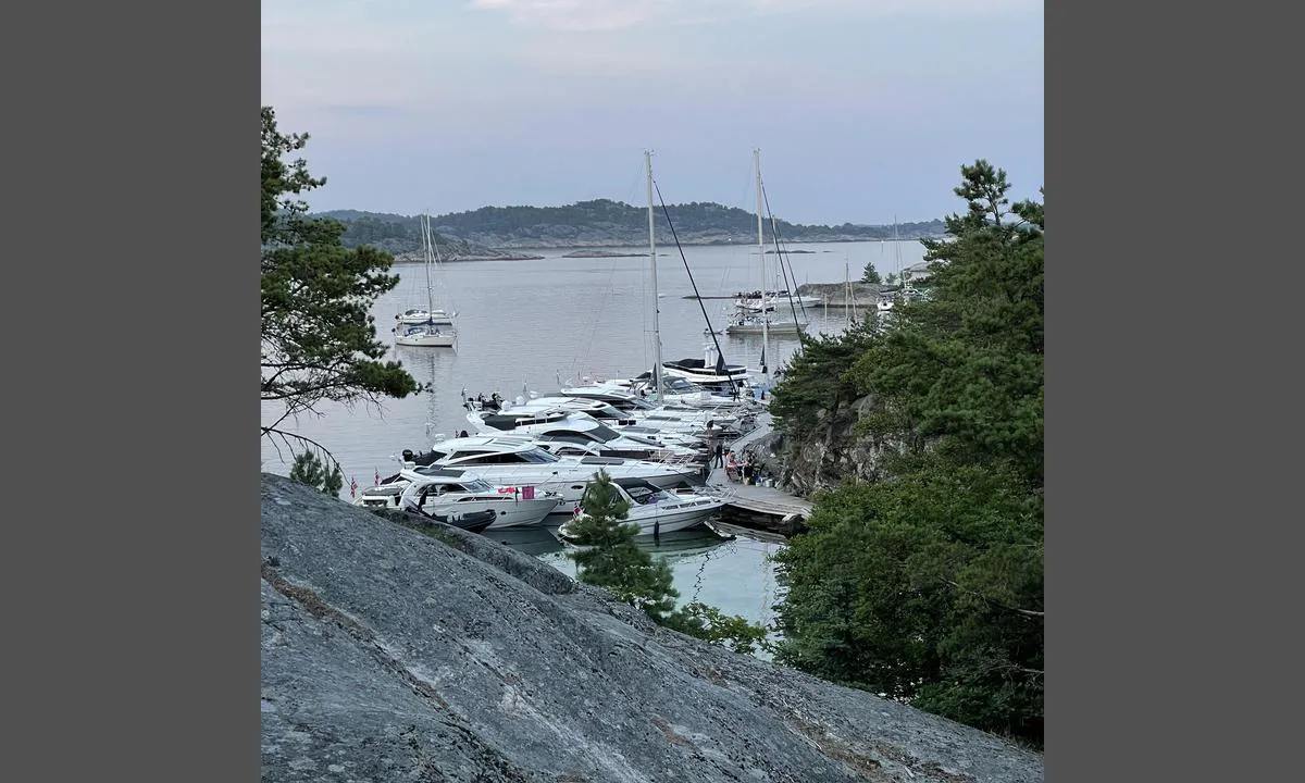 Hestholmbukta: {"base": "no", "no": "Fine fort\u00f8ytningsmuligheter mot land og p\u00e5 svai.", "se": "Bra f\u00f6rt\u00f6jningsm\u00f6jligheter mot land och p\u00e5 svaj.", "en": "Good mooring opportunities against the shore and at anchor.", "da": "Gode fort\u00f8jningsmuligheder mod land og p\u00e5 svaj."}