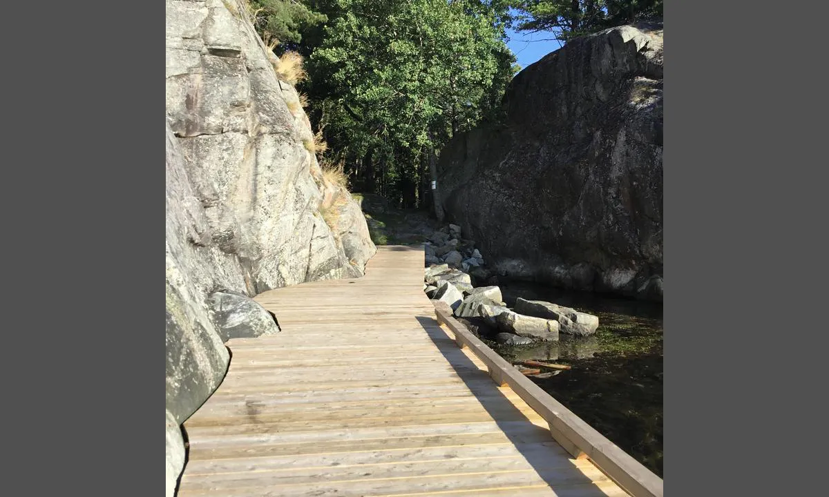 Hestholmbukta: {"base": "da", "no": "\u00d8stre Hestholmbukt, ved \u00f8ya Skoger\u00f8y. Vakkert sted \u00e5 legge til brygger, som f\u00f8lger sanddynenes form, klart vann. Dette kan nordmennene ogs\u00e5 godt.", "se": "\u00d6stra Hestholmsviken, vid \u00f6n Skoger\u00f6. Vacker plats att l\u00e4gga till vid bryggor som f\u00f6ljer dynernas form, klart vatten. Det h\u00e4r \u00e4r norrm\u00e4n ocks\u00e5 duktiga p\u00e5.", "en": "Eastern Hestholm Bay, by the island of Skogeroy. Lovely place to dock at piers, which follow the shape of the dunes, clear water. This is something Norwegians are also good at.", "da": "\u00d8stre Hestholmbugt, ved \u00f8en Skogeroy. Sk\u00f8nt sted at l\u00e6gge til broer, der f\u00f8lger klitternes form, klar vand. Dette her er Nordmand ogs\u00e5 gode til.", "fr": "Baie de \u00d8stre Hestholm, pr\u00e8s de l'\u00eele de Skogeroy. Un bel endroit pour s'amarrer aux pontons qui suivent la forme des dunes, eau claire. C'est quelque chose que les Norv\u00e9giens savent bien faire.", "de": "\u00d6stliche Hestholm-Bucht, bei der Insel Skogeroy. Sch\u00f6ner Ort, um an Br\u00fccken anzulegen, die den D\u00fcnenformen folgen, klares Wasser. Dies hier k\u00f6nnen die Norweger auch gut.", "es": "Bah\u00eda Este de Hestholm, en la isla de Skogeroy. Hermoso lugar para atracar con muelles que siguen la forma de las dunas, agua clara. En esto, los noruegos tambi\u00e9n son buenos.", "it": "Baia di \u00d8stre Hestholm, presso l'isola di Skogeroy. Bel posto per ormeggiare ai moli che seguono la forma delle dune, acqua limpida. Anche i Norvegesi sono bravi in questo.", "pt": "Ba\u00eda \u00d8stre Hestholm, na ilha Skogeroy. Lugar encantador para atracar nas pontes, que seguem a forma das dunas, \u00e1gua clara. Isto aqui \u00e9 algo que os noruegueses tamb\u00e9m s\u00e3o bons.", "nl": "Oostelijke Hestholmbucht, bij het eiland Skogeroy. Mooie plek om aan te meren bij steigers die de vorm van de duinen volgen, helder water. Hier zijn de Noren ook goed in.", "pl": "Zatoka \u00d8stre Hestholmbugt, przy wyspie Skogeroy. Wspania\u0142e miejsce do cumowania przy mostach, kt\u00f3re pod\u0105\u017caj\u0105 za kszta\u0142tem wydm, czysta woda. Norwegowie s\u0105 r\u00f3wnie\u017c w tym dobrzi.", "uk": "\u0421\u0445\u0456\u0434\u043d\u0430 \u0437\u0430\u0442\u043e\u043a\u0430 \u0425\u0435\u0441\u0442\u0445\u043e\u043b\u044c\u043c \u0431\u0456\u043b\u044f \u043e\u0441\u0442\u0440\u043e\u0432\u0430 \u0421\u043a\u043e\u0433\u0435\u0440\u043e\u0439. \u0427\u0443\u0434\u043e\u0432\u0435 \u043c\u0456\u0441\u0446\u0435 \u0434\u043b\u044f \u0448\u0432\u0430\u0440\u0442\u0443\u0432\u0430\u043d\u043d\u044f \u0431\u0456\u043b\u044f \u043c\u043e\u0441\u0442\u0456\u0432, \u044f\u043a\u0456 \u0441\u043b\u0456\u0434\u0443\u044e\u0442\u044c \u0444\u043e\u0440\u043c\u0456 \u0434\u044e\u043d, \u0447\u0438\u0441\u0442\u0430 \u0432\u043e\u0434\u0430. \u0426\u0435 \u0442\u0435, \u0449\u043e \u043d\u043e\u0440\u0432\u0435\u0436\u0446\u0456 \u0442\u0430\u043a\u043e\u0436 \u0440\u043e\u0431\u043b\u044f\u0442\u044c \u0434\u043e\u0431\u0440\u0435.", "ro": "Golful \u00d8stre Hestholm, l\u00e2ng\u0103 insula Skogeroy. Un loc frumos pentru a face escal\u0103 la poduri, care urmeaz\u0103 forma dunelor, ap\u0103 limpede. Aceasta este ceva la care norvegienii sunt buni.", "tr": "Skogeroy adas\u0131ndaki \u00d8stre Hestholmbugt. Kayal\u0131klara uygun, temiz suyu olan, iskelelere yana\u015fmak i\u00e7in g\u00fczel bir yer. Bu konuda Norve\u00e7liler de iyidir.", "el": "\u039a\u03cc\u03bb\u03c0\u03bf\u03c2 \u00d8stre Hestholmbugt, \u03c3\u03c4\u03bf \u03bd\u03b7\u03c3\u03af Skogeroy. \u03a5\u03c0\u03ad\u03c1\u03bf\u03c7\u03bf \u03bc\u03ad\u03c1\u03bf\u03c2 \u03b3\u03b9\u03b1 \u03bd\u03b1 \u03b4\u03ad\u03c3\u03b5\u03c4\u03b5 \u03c3\u03b5 \u03c0\u03c1\u03bf\u03b2\u03bb\u03ae\u03c4\u03b5\u03c2, \u03c0\u03bf\u03c5 \u03b1\u03ba\u03bf\u03bb\u03bf\u03c5\u03b8\u03bf\u03cd\u03bd \u03c4\u03b7 \u03bc\u03bf\u03c1\u03c6\u03ae \u03c4\u03c9\u03bd \u03b1\u03bc\u03bc\u03cc\u03bb\u03bf\u03c6\u03c9\u03bd, \u03ba\u03b1\u03b8\u03b1\u03c1\u03cc \u03bd\u03b5\u03c1\u03cc. \u0391\u03c5\u03c4\u03cc \u03b5\u03b4\u03ce \u03b5\u03af\u03bd\u03b1\u03b9 \u03b5\u03c0\u03af\u03c3\u03b7\u03c2 \u03ba\u03ac\u03c4\u03b9 \u03c0\u03bf\u03c5 \u03bf\u03b9 \u039d\u03bf\u03c1\u03b2\u03b7\u03b3\u03bf\u03af \u03b5\u03af\u03bd\u03b1\u03b9 \u03ba\u03b1\u03bb\u03bf\u03af.", "cs": "Z\u00e1toka \u00d8stre Hestholmbugt, u ostrova Skogeroy. P\u011bkn\u00e9 m\u00edsto na p\u0159ist\u00e1n\u00ed na molech, kter\u00e9 n\u00e1sleduj\u00ed tvar dun, \u010dist\u00e1 voda. V tomhle jsou Norov\u00e9 tak\u00e9 dob\u0159\u00ed.", "hu": "Keleti Hestholmbugt, a Skogeroy sziget\u00e9n\u00e9l. Sz\u00e9p hely a kik\u00f6t\u00e9sre, ahol a m\u00f3l\u00f3k k\u00f6vetik a homokd\u0171n\u00e9k form\u00e1j\u00e1t, tiszta v\u00edz. Ebben a norv\u00e9gok is j\u00f3k.", "fi": "It\u00e4isen Hestholm-lahden poukama, Skogeroyn saaren luona. Kaunis paikka kiinnitty\u00e4 laitureihin, jotka seuraavat dyynien muotoa, kirkas vesi. T\u00e4ss\u00e4 norjalaisetkin ovat hyvi\u00e4.", "bg": "\u0418\u0437\u0442\u043e\u0447\u0435\u043d \u0437\u0430\u043b\u0438\u0432 Hestholm, \u0434\u043e \u043e\u0441\u0442\u0440\u043e\u0432 Skogeroy. \u041f\u0440\u0435\u043a\u0440\u0430\u0441\u043d\u043e \u043c\u044f\u0441\u0442\u043e \u0437\u0430 \u0441\u043b\u0430\u0433\u0430\u043d\u0435 \u043d\u0430 \u043c\u043e\u0441\u0442\u043e\u0432\u0435, \u043a\u043e\u0438\u0442\u043e \u0441\u043b\u0435\u0434\u0432\u0430\u0442 \u0444\u043e\u0440\u043c\u0430\u0442\u0430 \u043d\u0430 \u0434\u044e\u043d\u0438\u0442\u0435, \u0447\u0438\u0441\u0442\u0430 \u0432\u043e\u0434\u0430. \u0422\u043e\u0432\u0430 \u0442\u0443\u043a \u0435 \u0441\u044a\u0449\u043e \u043d\u0435\u0449\u043e, \u043a\u043e\u0435\u0442\u043e \u043d\u043e\u0440\u0432\u0435\u0436\u0446\u0438\u0442\u0435 \u0443\u043c\u0435\u044f\u0442 \u0434\u043e\u0431\u0440\u0435.", "sr": "\u0418\u0441\u0442\u043e\u0447\u043d\u0430 \u0425\u0435\u0441\u0442\u0445\u043e\u043b\u043c\u0441\u043a\u0430 \u0443\u0432\u0430\u043b\u0430, \u043f\u043e\u0440\u0435\u0434 \u043e\u0441\u0442\u0440\u0432\u0430 \u0421\u043a\u043e\u0433\u0435\u0440\u043e\u0458. \u041b\u0435\u043f\u043e \u043c\u0435\u0441\u0442\u043e \u0437\u0430 \u043f\u0440\u0438\u0441\u0442\u0430\u0458\u0430\u045a\u0435 \u0443\u0437 \u043c\u043e\u0441\u0442\u043e\u0432\u0435 \u043a\u043e\u0458\u0438 \u043f\u0440\u0430\u0442\u0435 \u043e\u0431\u043b\u0438\u043a \u0434\u0438\u043d\u0430, \u0431\u0438\u0441\u0442\u0440\u0430 \u0432\u043e\u0434\u0430. \u041e\u0432\u043e \u041d\u043e\u0440\u0432\u0435\u0436\u0430\u043d\u0438 \u0442\u0430\u043a\u043e\u0452\u0435 \u0434\u043e\u0431\u0440\u043e \u0440\u0430\u0434\u0435.", "et": "Ida-Hestholmilaht, Skogeroy saare juures. Ilus koht sildade kinnitamiseks, mis j\u00e4rgivad luiteid, selge vesi. Selles on norralased samuti head.", "lv": "Austrumu Hestholmbukt\u0113, pie Skogeroy salas. Lieliska vieta piest\u0101t piest\u0101tn\u0113s, kas seko k\u0101pu formai, skaidrs \u016bdens. Ar\u012b \u0161eit norv\u0113\u0123i ir labi.", "lt": "Rytin\u0117 Hestholmbugt \u012flanka, prie Skogeroy salos. Gra\u017ei vieta \u0161vartuotis prie tilt\u0173, kurie atitinka kop\u0173 form\u0105, skaidrus vanduo. Norvegai taip pat puikiai tai atlieka."}