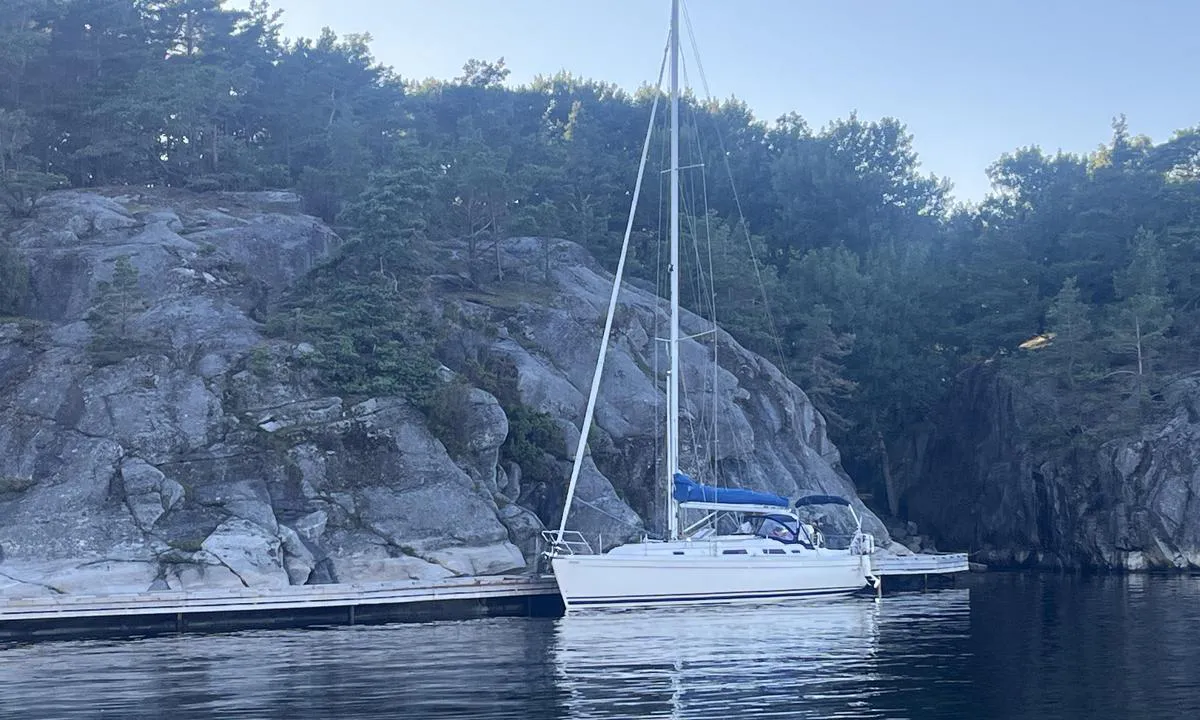 Hestholmbukta: {"base": "no", "no": "Mulig \u00e5 ligge longside ett sted p\u00e5 bryggen p\u00e5 styrbord side n\u00e5r det er lite b\u00e5ter.", "se": "M\u00f6jligt att ligga longside n\u00e5gonstans p\u00e5 bryggan p\u00e5 styrbordssidan n\u00e4r det \u00e4r f\u00e5 b\u00e5tar.", "en": "Possible to lie alongside a spot on the starboard side of the dock when there are few boats.", "da": "Muligt at ligge longside et sted p\u00e5 broen p\u00e5 styrbord side, n\u00e5r der er f\u00e5 b\u00e5de."}
