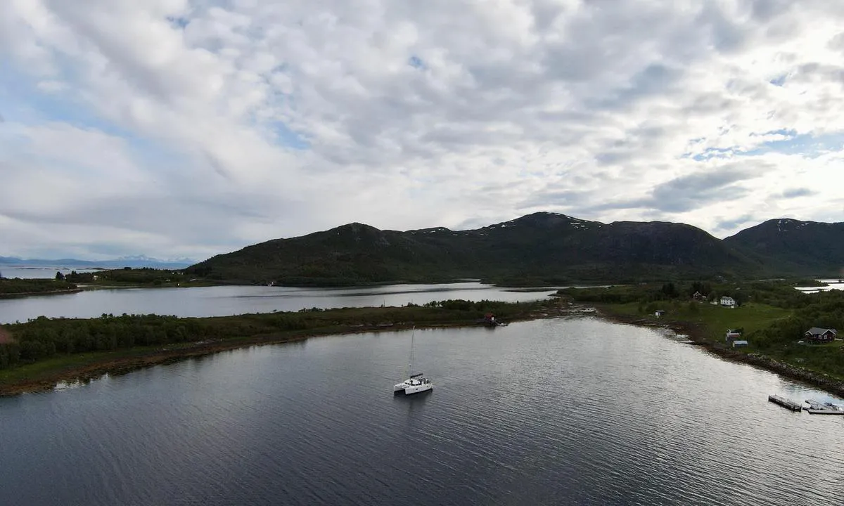 Hestøya - Rinøya: {"base": "en", "no": "Fin og rolig plass, god ankringsplass.", "se": "Trevlig och lugn plats, bra ankring.", "en": "Nice quite place, good anchoring.", "da": "Dejligt roligt sted, god ankring."}