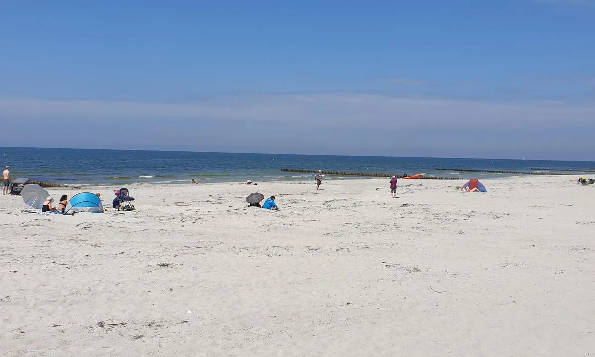 Hiddensee - Vitte Harbour: {"base": "no", "no": "Enorm lang og popul\u00e6r strand p\u00e5 vestsiden.", "se": "Enorm l\u00e5ng och popul\u00e4r strand p\u00e5 v\u00e4stsidan.", "en": "Enormous long and popular beach on the west side.", "da": "Enorm lang og popul\u00e6r strand p\u00e5 vestsiden."}