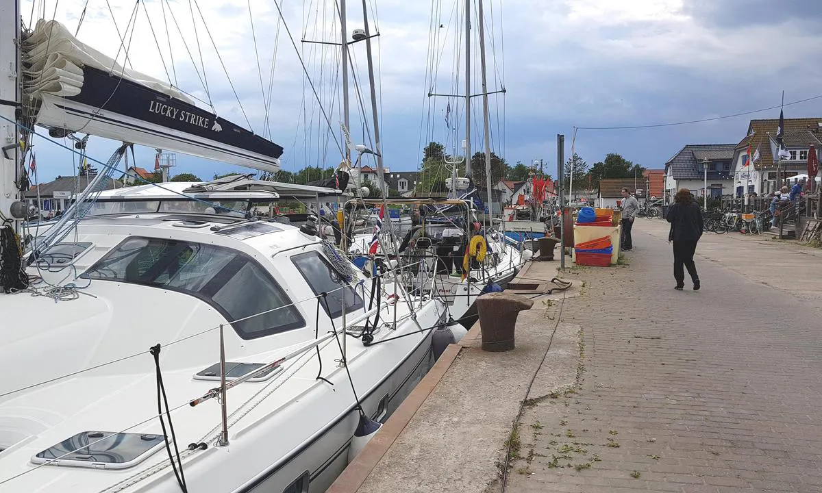 Hiddensee - Vitte Harbour: {"base": "no", "no": "Havna er popul\u00e6r for dagsturister som kommer med ferje. Ingen biler tillatt i omr\u00e5det.", "se": "Hamn \u00e4r popul\u00e4r bland dagsturister som kommer med f\u00e4rja. Inga bilar till\u00e5tna i omr\u00e5det.", "en": "The harbor is popular among day-trippers who arrive by ferry. No cars are allowed in the area.", "da": "Havnen er popul\u00e6r blandt dagsturister, der ankommer med f\u00e6rge. Ingen biler tilladt i omr\u00e5det."}