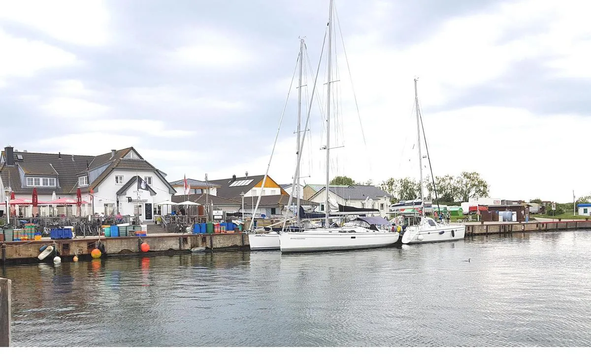 Hiddensee - Vitte Harbour: {"base": "no", "no": "Vitte Kommunalhafen har ingen faste gjesteplasser. H\u00f8r med havnekaptein.\r\nVitte-Lange yachthafen er et alternativ. Se opp for grunt farvann.", "se": "Vitte Kommunalhamn har inga fasta g\u00e4stplatser. H\u00f6r med hamnkapten.\nVitte-Lange sm\u00e5b\u00e5tshamn \u00e4r ett alternativ. Se upp f\u00f6r grunt vatten.", "en": "Vitte Municipal Harbor has no designated guest berths. Consult the harbor master. Vitte-Lange Yacht Harbor is an alternative. Beware of shallow waters.", "da": "Vitte Kommunalhavn har ingen faste g\u00e6stepladser. Sp\u00f8rg havnekaptajnen.<br>Vitte-Lange Yachthavn er et alternativ. Pas p\u00e5 lavt vand."}