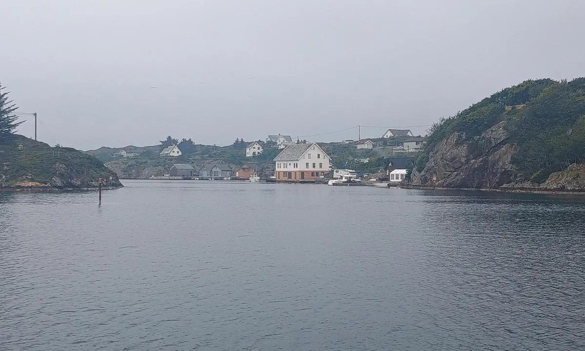 Hiksasundet: {"base": "en", "no": "N\u00e6r det hvit-gule huset finner du et sted \u00e5 fort\u00f8ye jolla.", "se": "N\u00e4ra det vitgula huset hittar du en plats att l\u00e4gga till jollen.", "en": "Near the white yellow house you will find a place to dock the dinghy.", "da": "N\u00e6r det hvid-gule hus finder du et sted til at l\u00e6gge jollen til kaj.", "fr": "Pr\u00e8s de la maison jaune et blanche, vous trouverez un endroit pour amarrer le canot.", "de": "In der N\u00e4he des wei\u00dfen gelben Hauses finden Sie einen Platz, um das Beiboot anzulegen.", "es": "Cerca de la casa blanca y amarilla encontrar\u00e1s un lugar para atracar la lancha auxiliar.", "it": "Vicino alla casa bianca e gialla troverai un posto per attraccare il gommone.", "pt": "Perto da casa branca e amarela voc\u00ea encontrar\u00e1 um lugar para atracar o bote.", "nl": "In de buurt van het wit-gele huis vind je een plek om de bijboot aan te meren.", "pl": "W pobli\u017cu bia\u0142o-\u017c\u00f3\u0142tego domu znajdziesz miejsce do zacumowania pontonu.", "uk": "\u041f\u043e\u0440\u0443\u0447 \u0437 \u0431\u0456\u043b\u0438\u043c \u0436\u043e\u0432\u0442\u0438\u043c \u0431\u0443\u0434\u0438\u043d\u043a\u043e\u043c \u0432\u0438 \u0437\u043d\u0430\u0439\u0434\u0435\u0442\u0435 \u043c\u0456\u0441\u0446\u0435 \u0434\u043b\u044f \u043f\u0440\u0438\u0447\u0430\u043b\u0443 \u0434\u0438\u043d\u0433\u0438.", "ro": "L\u00e2ng\u0103 casa alb-galben\u0103 ve\u021bi g\u0103si un loc pentru a ancora \u0219alupa.", "tr": "Beyaz sar\u0131 evin yak\u0131n\u0131nda botu ba\u011flayabilece\u011finiz bir yer bulacaks\u0131n\u0131z.", "el": "\u039a\u03bf\u03bd\u03c4\u03ac \u03c3\u03c4\u03bf \u03bb\u03b5\u03c5\u03ba\u03cc \u03ba\u03af\u03c4\u03c1\u03b9\u03bd\u03bf \u03c3\u03c0\u03af\u03c4\u03b9 \u03b8\u03b1 \u03b2\u03c1\u03b5\u03af\u03c4\u03b5 \u03ad\u03bd\u03b1\u03bd \u03c7\u03ce\u03c1\u03bf \u03b3\u03b9\u03b1 \u03bd\u03b1 \u03b4\u03ad\u03c3\u03b5\u03c4\u03b5 \u03c4\u03b7 \u03b2\u03ac\u03c1\u03ba\u03b1.", "cs": "Bl\u00edzko b\u00edlo-\u017elut\u00e9ho domu najdete m\u00edsto k p\u0159ist\u00e1n\u00ed \u010dlunu.", "hu": "A feh\u00e9r-s\u00e1rga h\u00e1z k\u00f6zel\u00e9ben tal\u00e1l egy helyet, ahol kik\u00f6theti a cs\u00f3nakot.", "fi": "L\u00e4hell\u00e4 valko-keltaista taloa l\u00f6yd\u00e4t paikan kiinnitty\u00e4 jolla.", "bg": "\u0411\u043b\u0438\u0437\u043e \u0434\u043e \u0431\u044f\u043b\u0430\u0442\u0430 \u0436\u044a\u043b\u0442\u0430 \u043a\u044a\u0449\u0430 \u0449\u0435 \u043d\u0430\u043c\u0435\u0440\u0438\u0442\u0435 \u043c\u044f\u0441\u0442\u043e \u0434\u0430 \u0437\u0430\u043a\u043e\u0442\u0432\u0438\u0442\u0435 \u043b\u043e\u0434\u043a\u0430\u0442\u0430.", "sr": "Pored bele \u017eute ku\u0107e na\u0107i \u0107ete mesto za privezivanje \u010damca na vesla.", "et": "Valge ja kollase maja l\u00e4hedal leiate koha paadiga sildumiseks.", "lv": "Pie balt\u0101 dzelten\u0101 nama atrad\u012bsit vietu, kur pietauvot laivu.", "lt": "\u0160alia balto geltono namo rasite viet\u0105, kur gal\u0117site pri\u0161vartuoti pripu\u010diam\u0105 valt\u012f."}