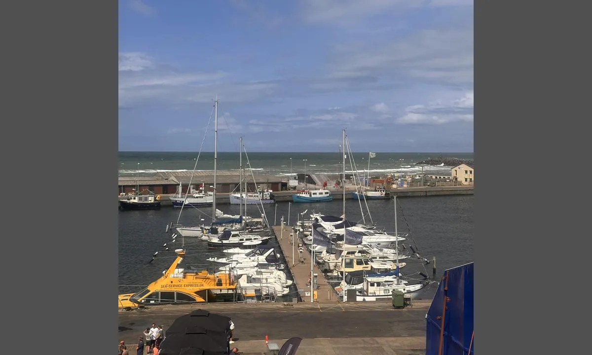 {"base": "da", "no": "Hirtshals Gjestehavn", "se": "Hirtshals G\u00e4sthamn", "en": "Hirtshals Guest Harbor", "da": "Hirtshals Gjestehavn", "fr": "Port de plaisance de Hirtshals", "de": "G\u00e4stehafen Hirtshals", "es": "Puerto de invitados de Hirtshals", "it": "Porto Turistico di Hirtshals", "pt": "Porto de Recreio de Hirtshals", "nl": "Hirtshals Jachthaven", "pl": "Port go\u015bcinny Hirtshals", "uk": "\u0413\u0430\u0432\u0430\u043d\u044c \u0434\u043b\u044f \u0433\u043e\u0441\u0442\u0435\u0439 \u0425\u0456\u0440\u0442\u0441\u0445\u0430\u043b\u0441", "ro": "Portul pentru oaspe\u021bi Hirtshals", "tr": "Hirtshals Konuk Liman\u0131", "el": "\u039c\u03b1\u03c1\u03af\u03bd\u03b1 \u0395\u03c0\u03b9\u03c3\u03ba\u03b5\u03c0\u03c4\u03ce\u03bd \u03a7\u03b9\u03c1\u03c4\u03c3\u03c7\u03ac\u03bb\u03c2", "cs": "P\u0159\u00edstav host\u016f Hirtshals", "hu": "Hirtshals Vend\u00e9ghaj\u00f3kik\u00f6t\u0151", "fi": "Hirtshalsin vierassatama", "bg": "\u041f\u0440\u0438\u0441\u0442\u0430\u043d\u0438\u0449\u0435 \u0425\u0438\u0440\u0442\u0441\u0445\u0430\u043b\u0441", "sr": "Hirtshals Luka za goste", "et": "Hirtshals K\u00fclalissadam", "lv": "Hirtshals viesu osta", "lt": "Hirtshals Sve\u010di\u0173 uostas"}