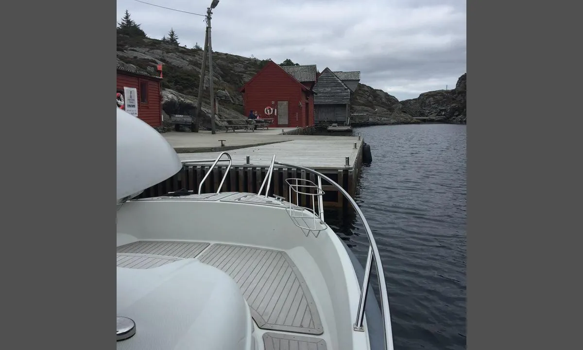 Hissøyna: {"base": "no", "no": "Kaien p\u00e5 Hiss\u00f8y. Friomr\u00e5de tilh\u00f8rende BOF. Se http://vestkystparken.no", "se": "Kajen p\u00e5 Hiss\u00f8y. Friluftsomr\u00e5de tillh\u00f6rande BOF. Se http://vestkystparken.no", "en": "The quay at Hiss\u00f8y. Recreational area owned by BOF. See http://vestkystparken.no", "da": "Kajen p\u00e5 Hiss\u00f8en. Friomr\u00e5de tilh\u00f8rende BOF. Se http://vestkystparken.no"}