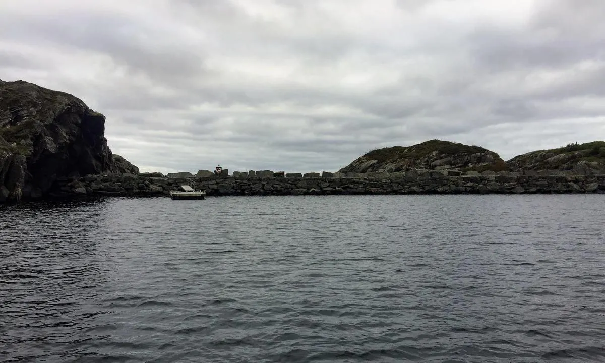 Hissøyna: {"base": "no", "no": "Flytebrygge og molo sett fra sj\u00f8siden.", "se": "Flytbrygga och v\u00e5gbrytare sett fr\u00e5n sj\u00f6sidan.", "en": "Floating dock and breakwater as seen from the sea.", "da": "Flydebro og mole set fra s\u00f8siden."}