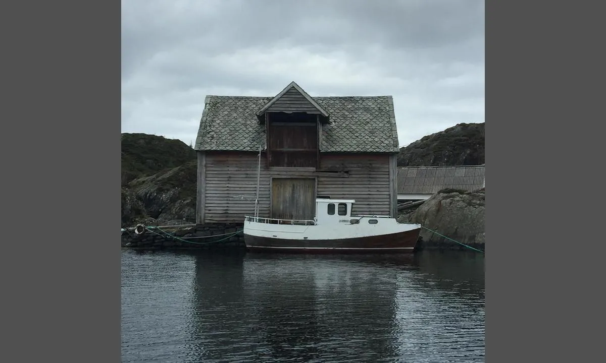 Hissøyna: Flotte sjøhus i bukten.