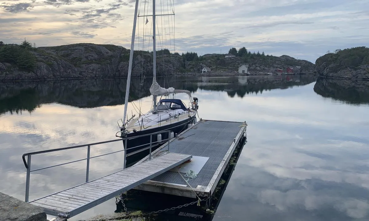 Hissøyna: {"base": "no", "no": "God dybde ved brygga", "se": "Bra djup vid bryggan", "en": "Good depth at the pier", "da": "God dybde ved broen"}