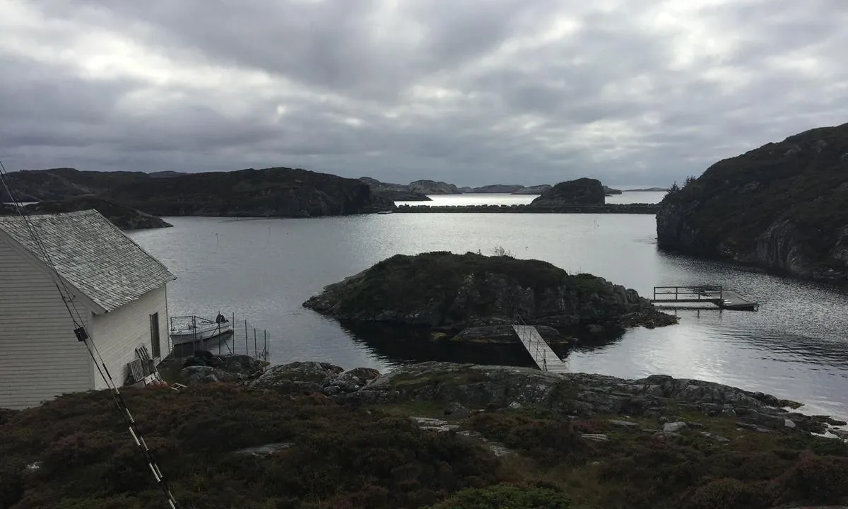 Hissøyna: {"base": "no", "no": "Bilde over v\u00e5gen, moloen hvor flytebryggen er sees i bakgrunnen", "se": "Bild \u00f6ver viken, piren d\u00e4r flytbryggan \u00e4r syns i bakgrunden", "en": "Image of the bay, the breakwater where the floating dock is can be seen in the background", "da": "Billede over v\u00e5gen, molen hvor flydebroen er findes ses i baggrunden"}