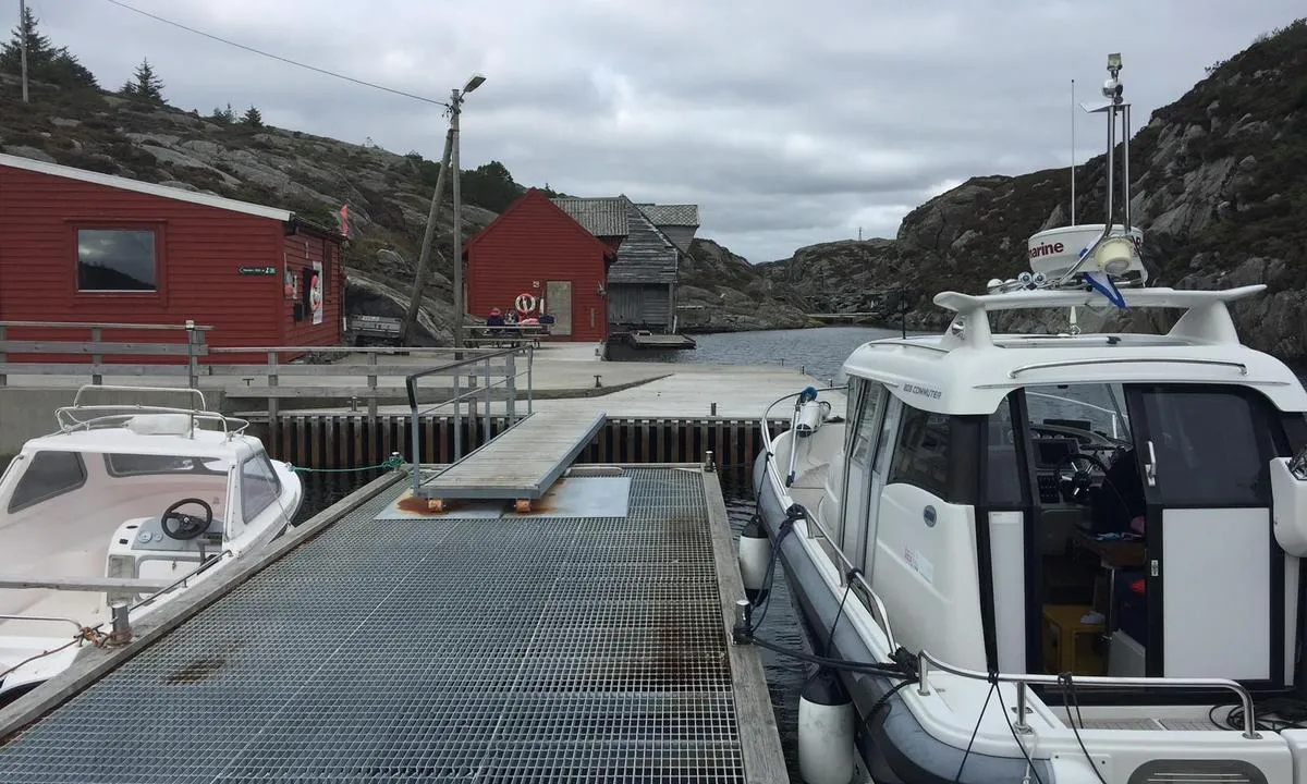 Hissøyna: Ilandstigningsbrygge i tilknytning til kaien/friområdet.